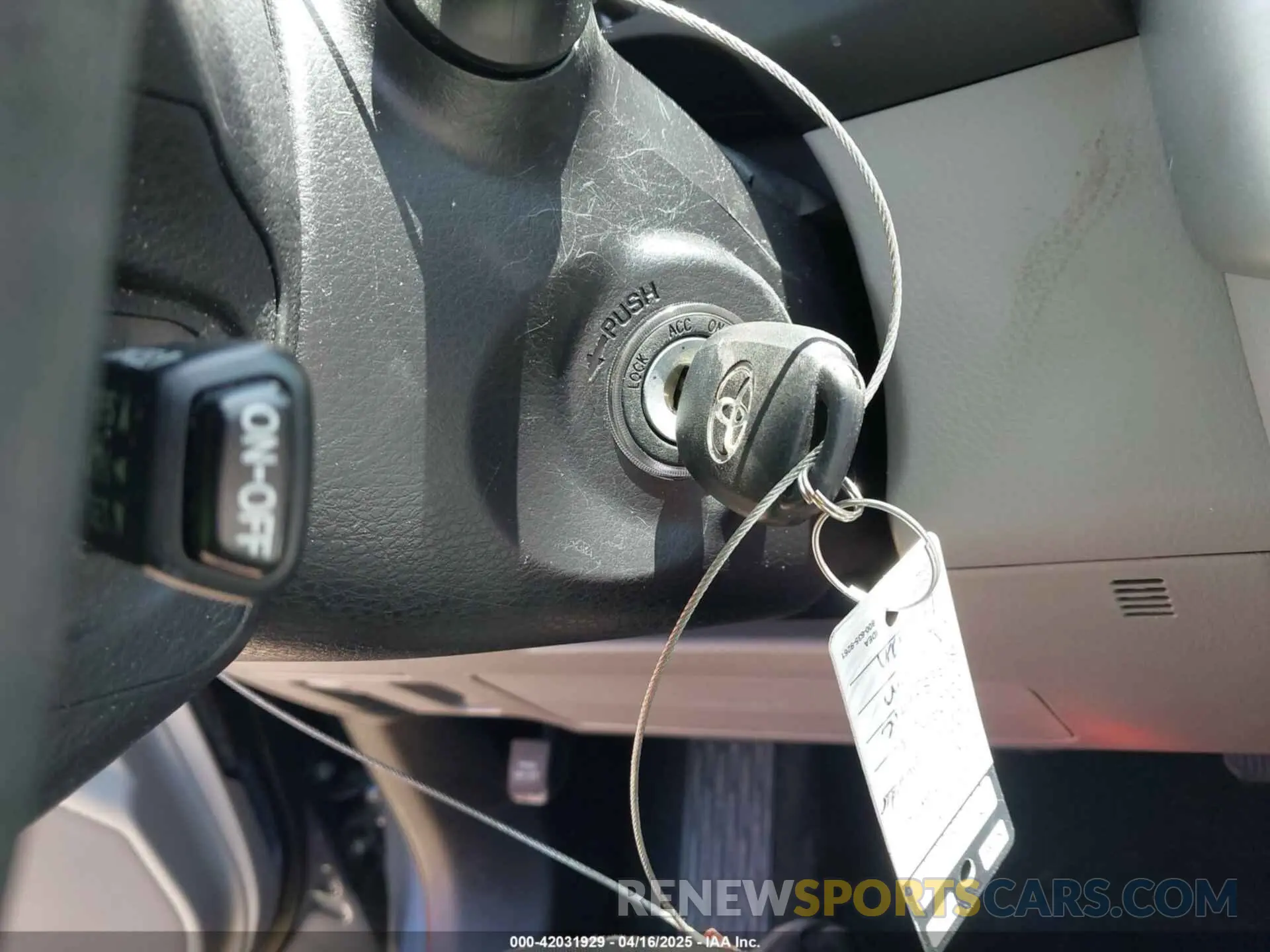 11 Photograph of a damaged car 5TDZZRFH4KS367045 TOYOTA HIGHLANDER 2019