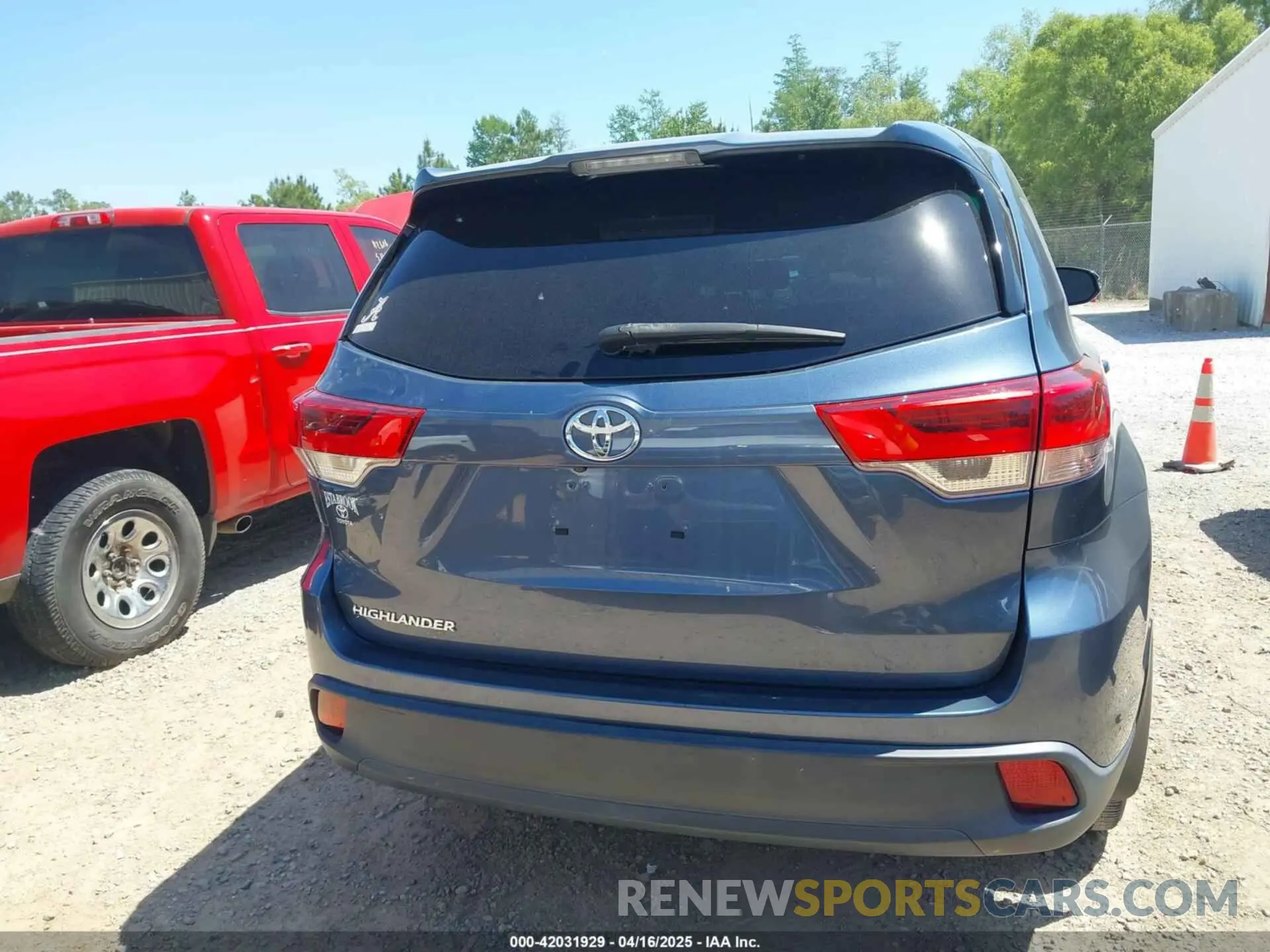 17 Photograph of a damaged car 5TDZZRFH4KS367045 TOYOTA HIGHLANDER 2019