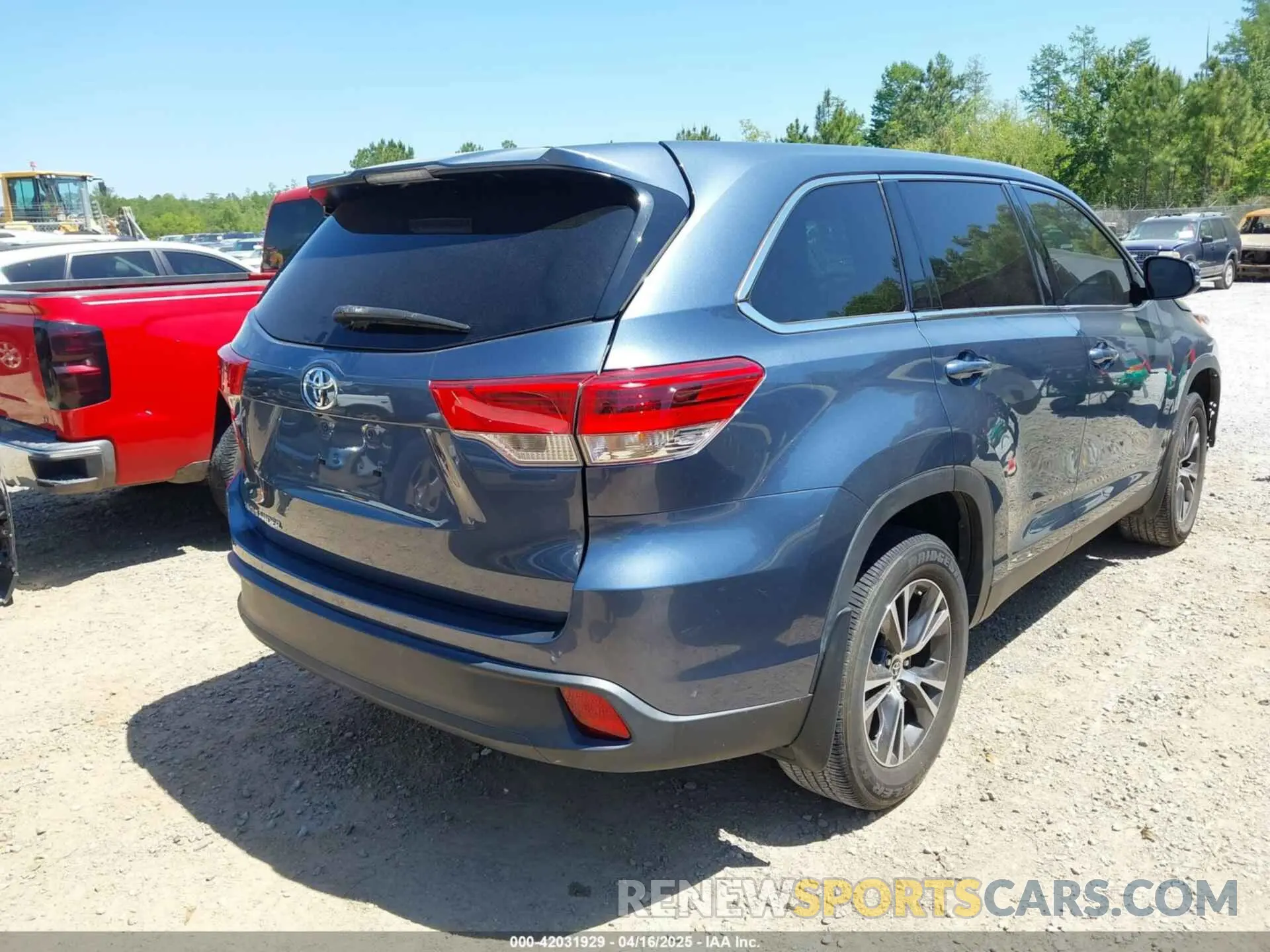 4 Photograph of a damaged car 5TDZZRFH4KS367045 TOYOTA HIGHLANDER 2019