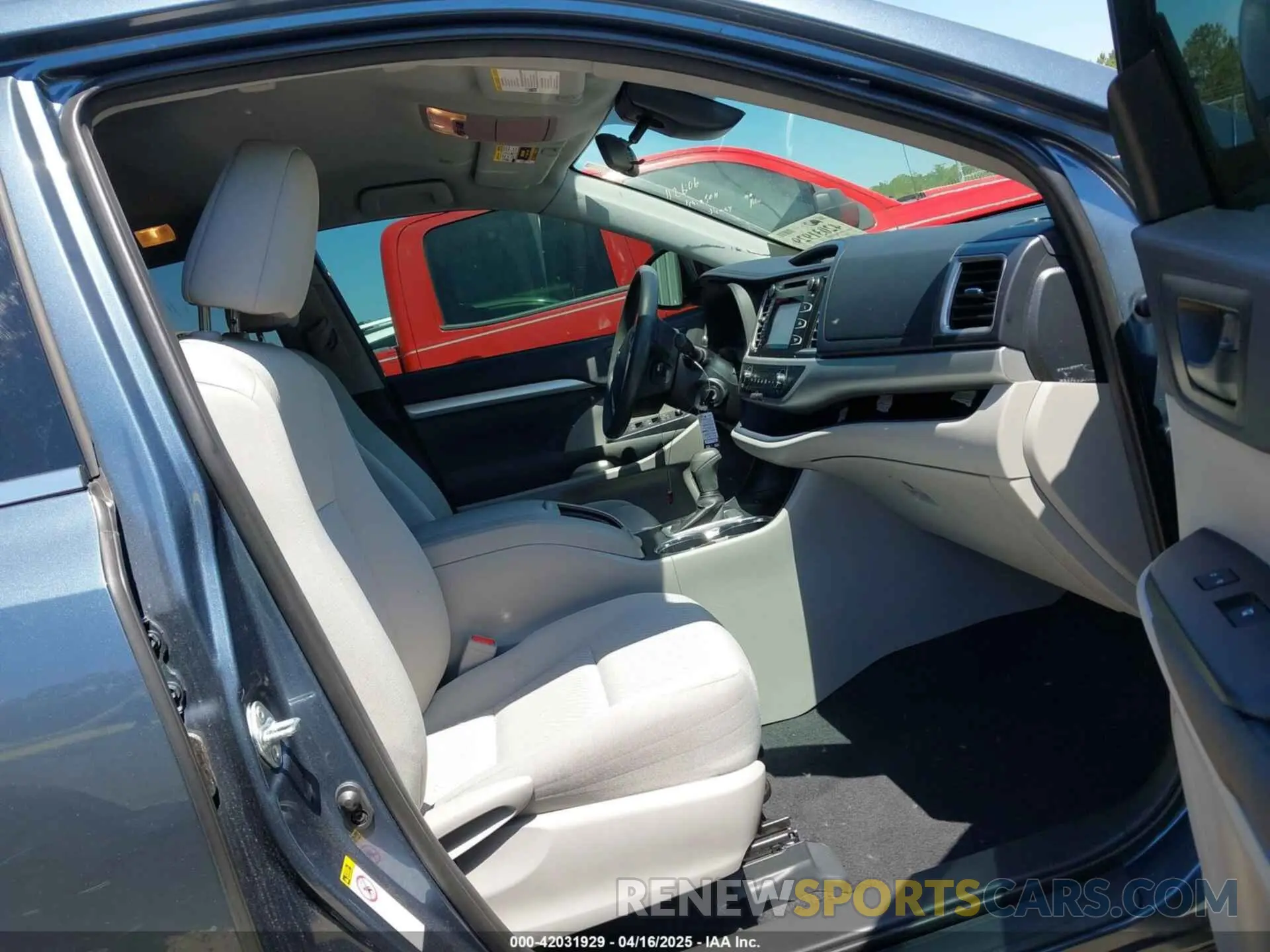 5 Photograph of a damaged car 5TDZZRFH4KS367045 TOYOTA HIGHLANDER 2019