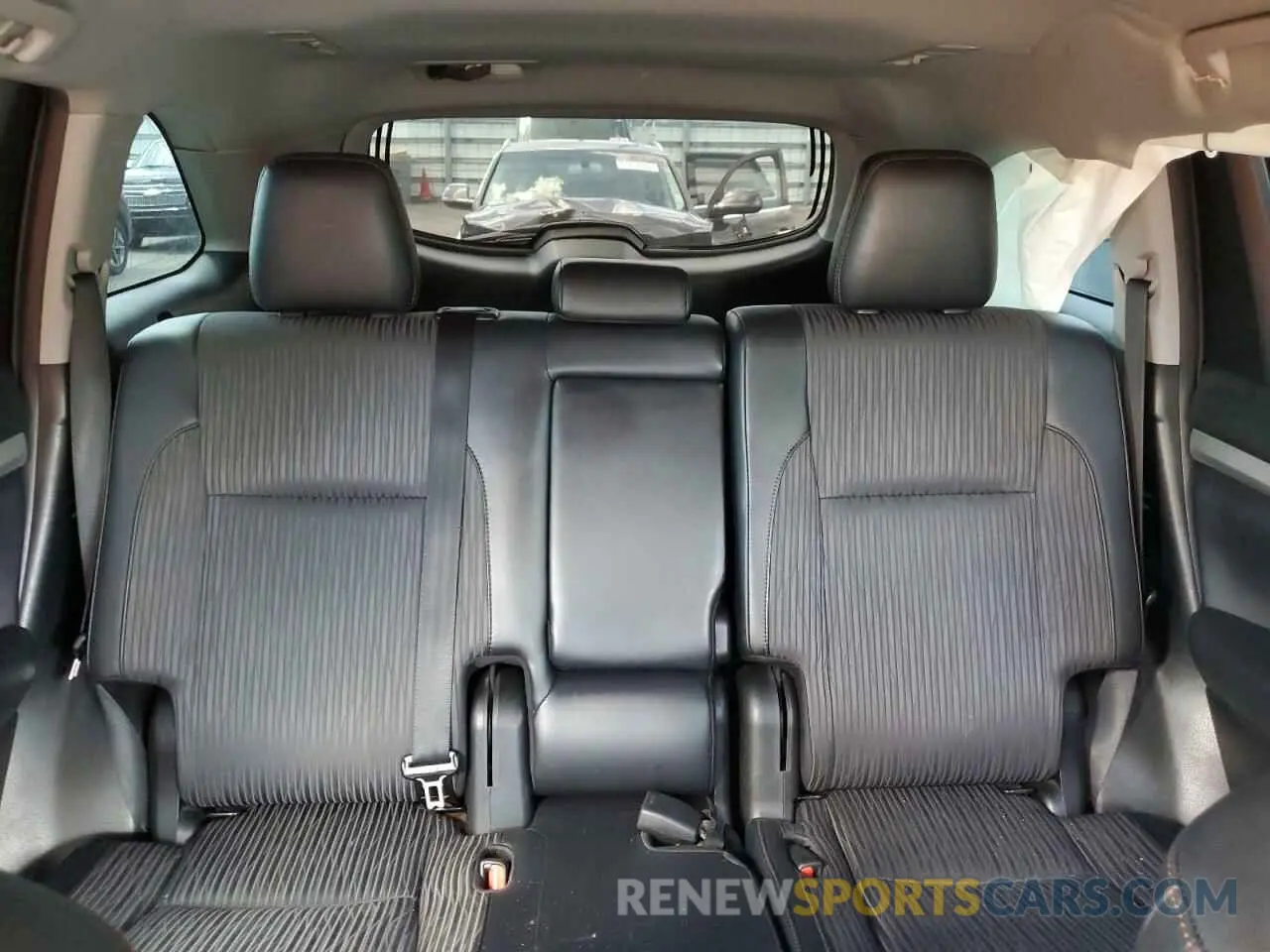 10 Photograph of a damaged car 5TDZZRFH5KS292582 TOYOTA HIGHLANDER 2019