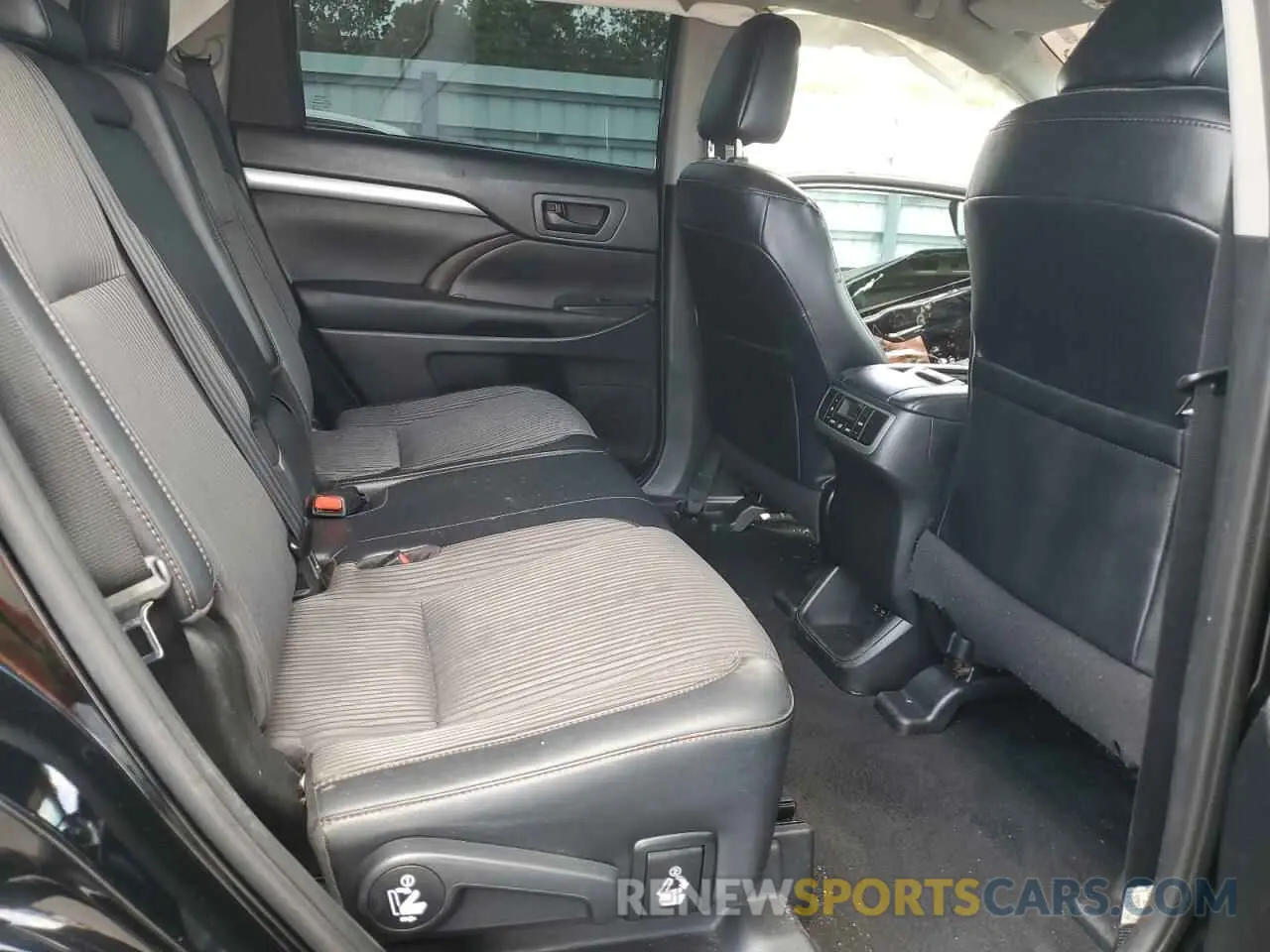 11 Photograph of a damaged car 5TDZZRFH5KS292582 TOYOTA HIGHLANDER 2019