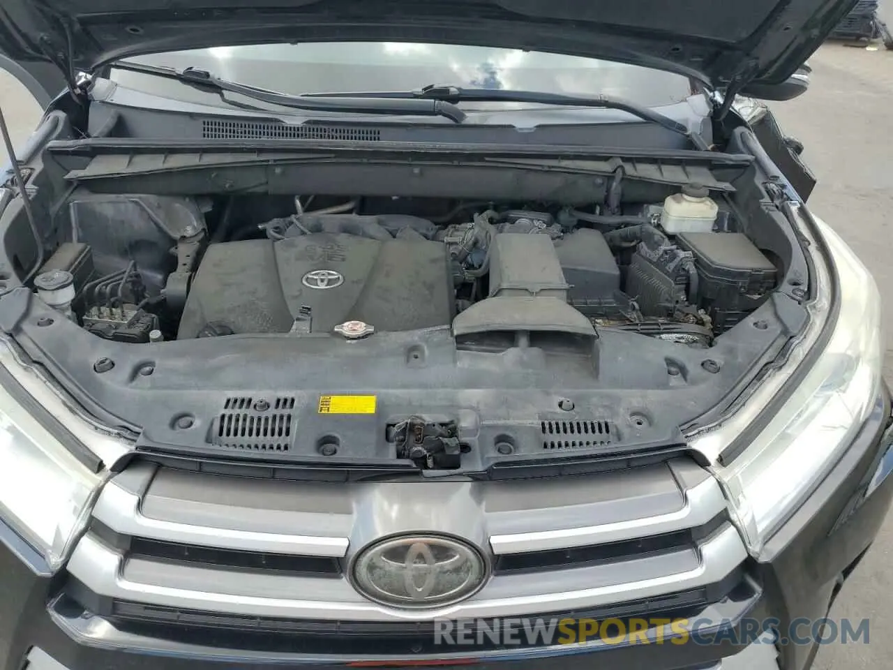 12 Photograph of a damaged car 5TDZZRFH5KS292582 TOYOTA HIGHLANDER 2019