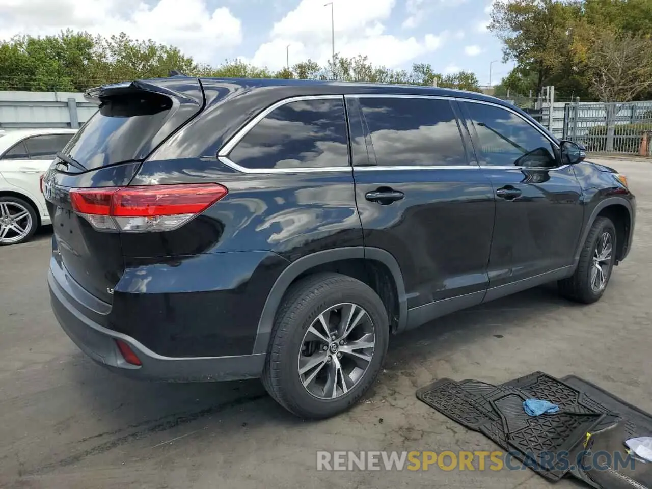 3 Photograph of a damaged car 5TDZZRFH5KS292582 TOYOTA HIGHLANDER 2019