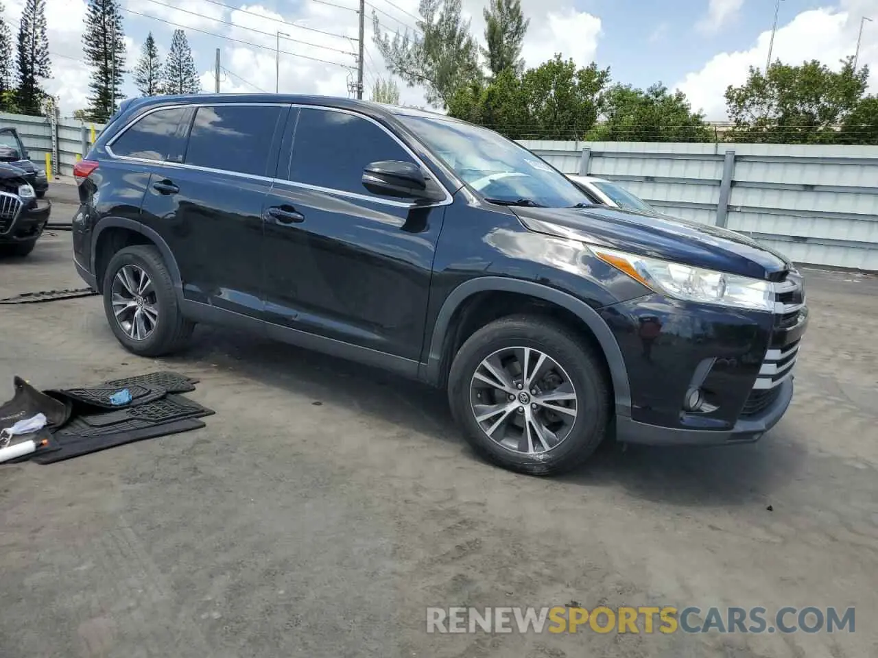 4 Photograph of a damaged car 5TDZZRFH5KS292582 TOYOTA HIGHLANDER 2019