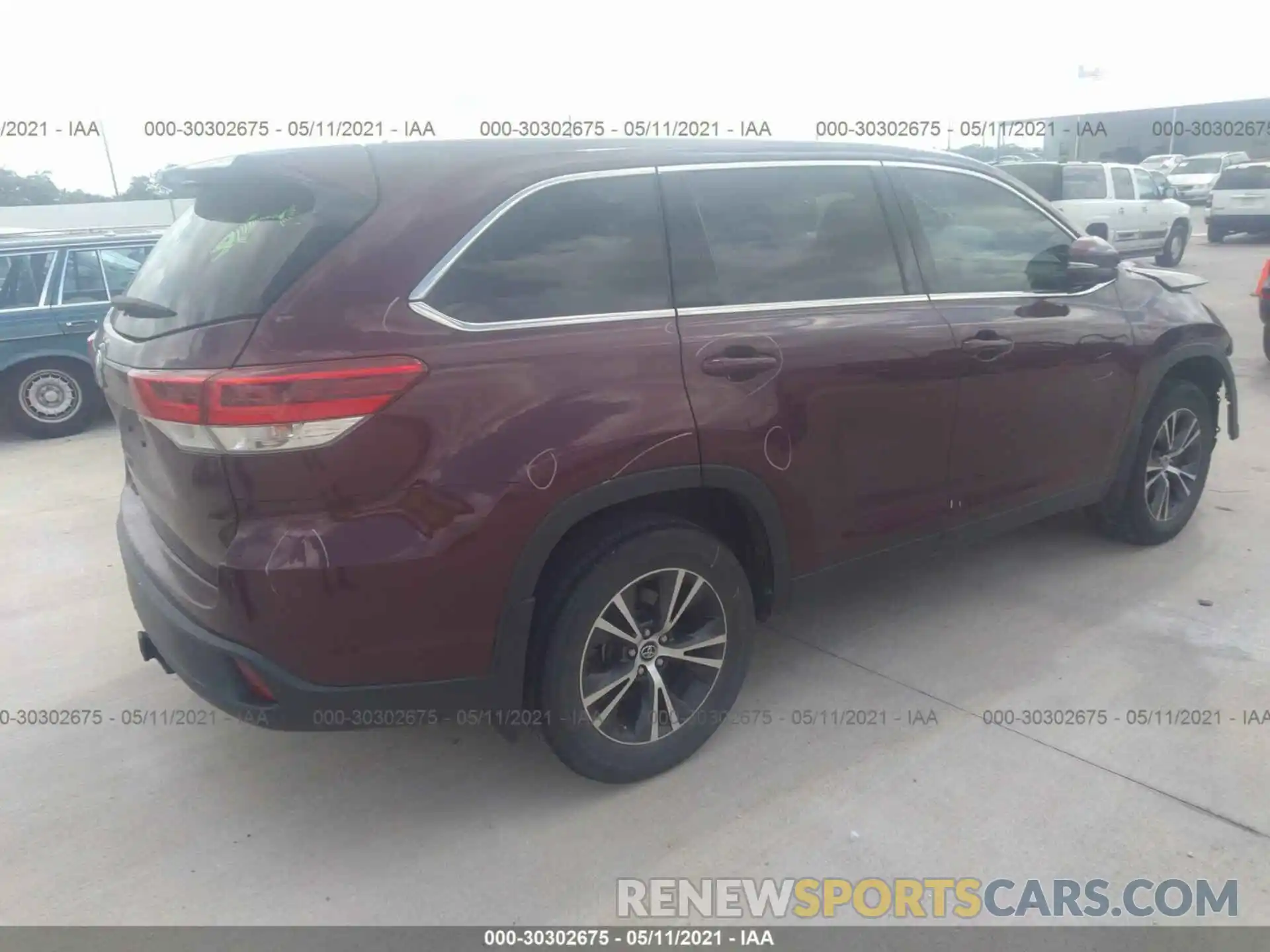 4 Photograph of a damaged car 5TDZZRFH5KS295224 TOYOTA HIGHLANDER 2019