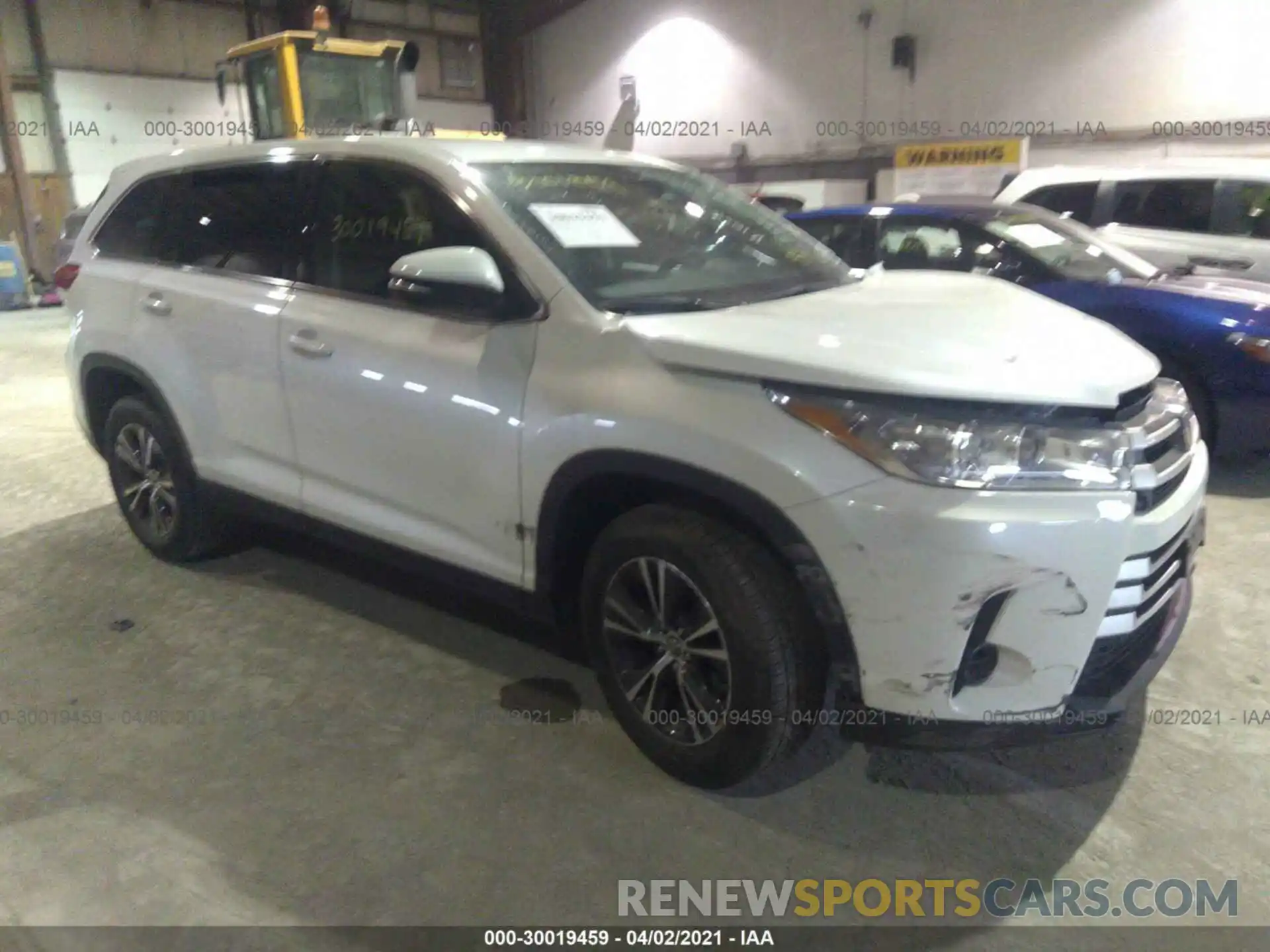 1 Photograph of a damaged car 5TDZZRFH5KS298995 TOYOTA HIGHLANDER 2019