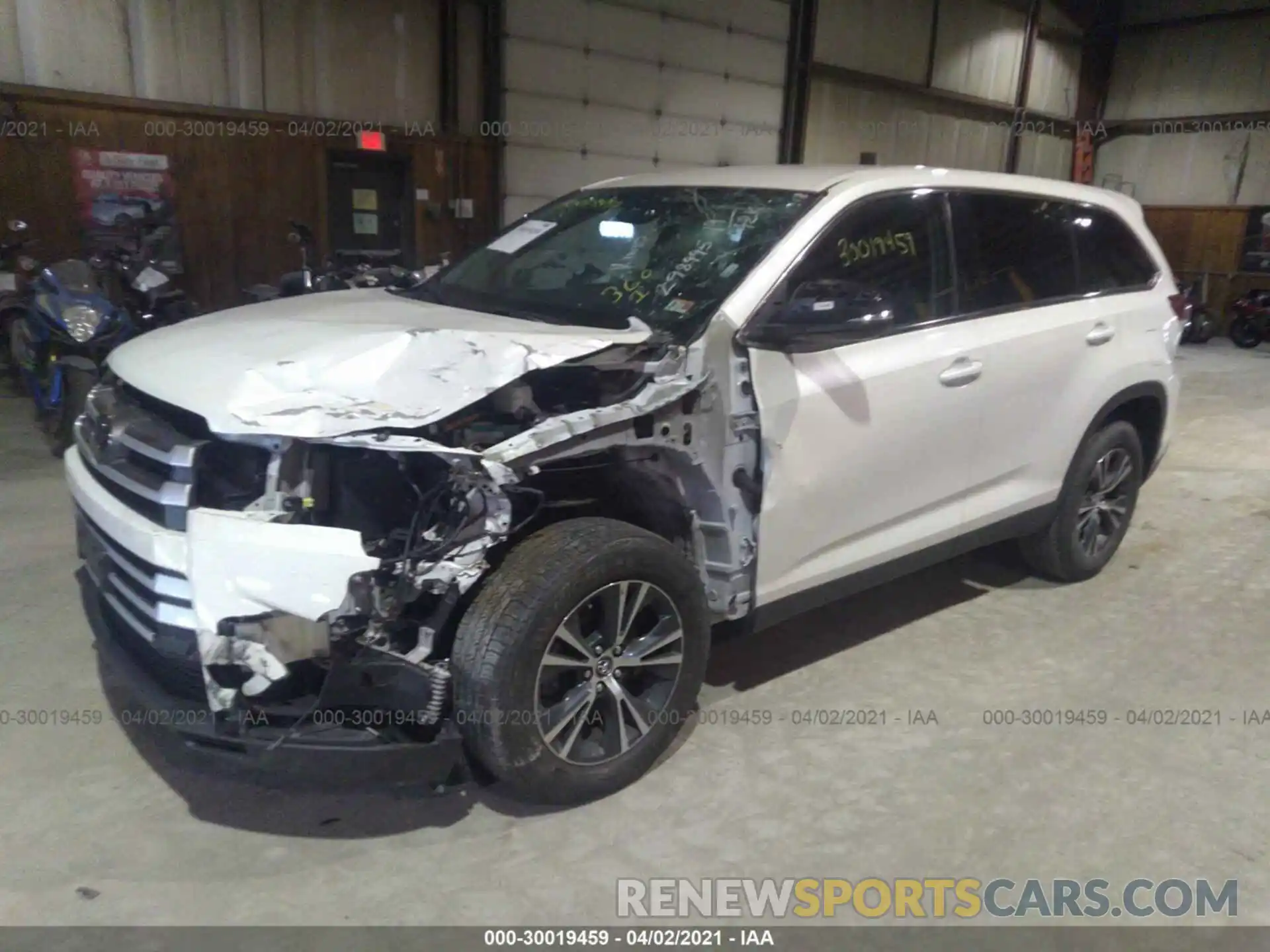 2 Photograph of a damaged car 5TDZZRFH5KS298995 TOYOTA HIGHLANDER 2019