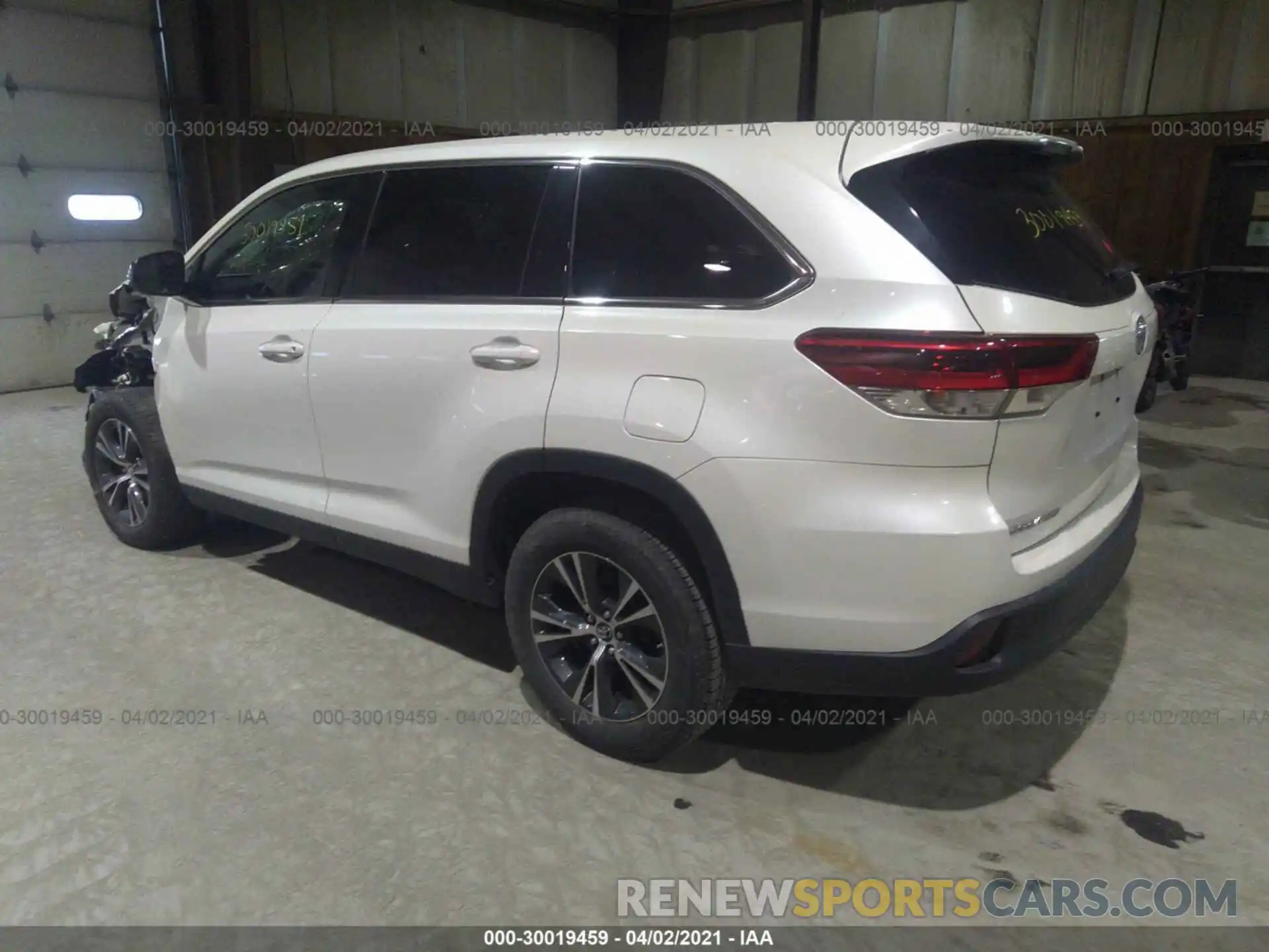 3 Photograph of a damaged car 5TDZZRFH5KS298995 TOYOTA HIGHLANDER 2019