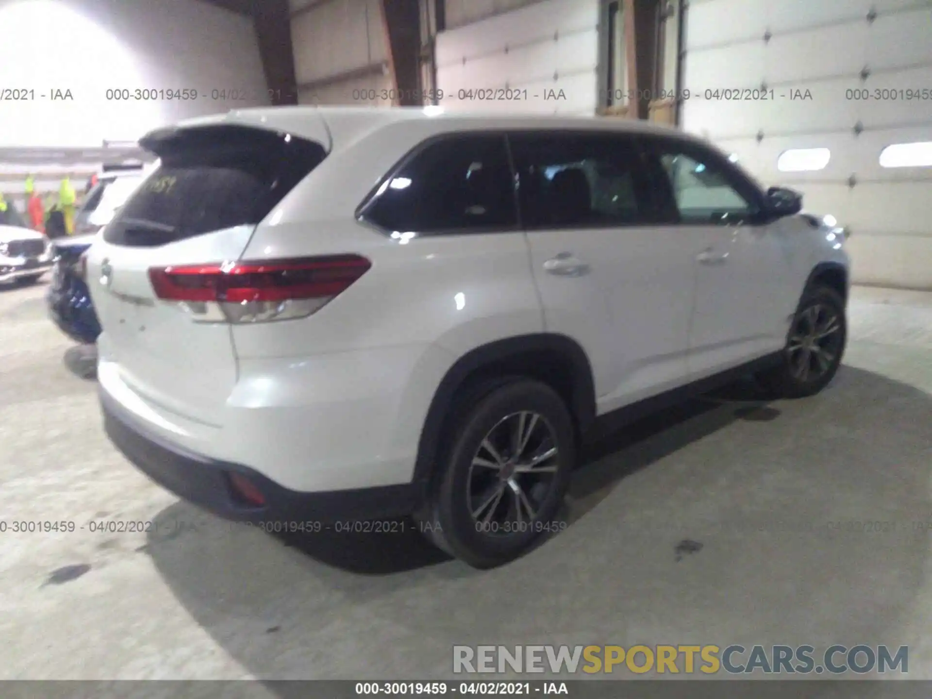 4 Photograph of a damaged car 5TDZZRFH5KS298995 TOYOTA HIGHLANDER 2019