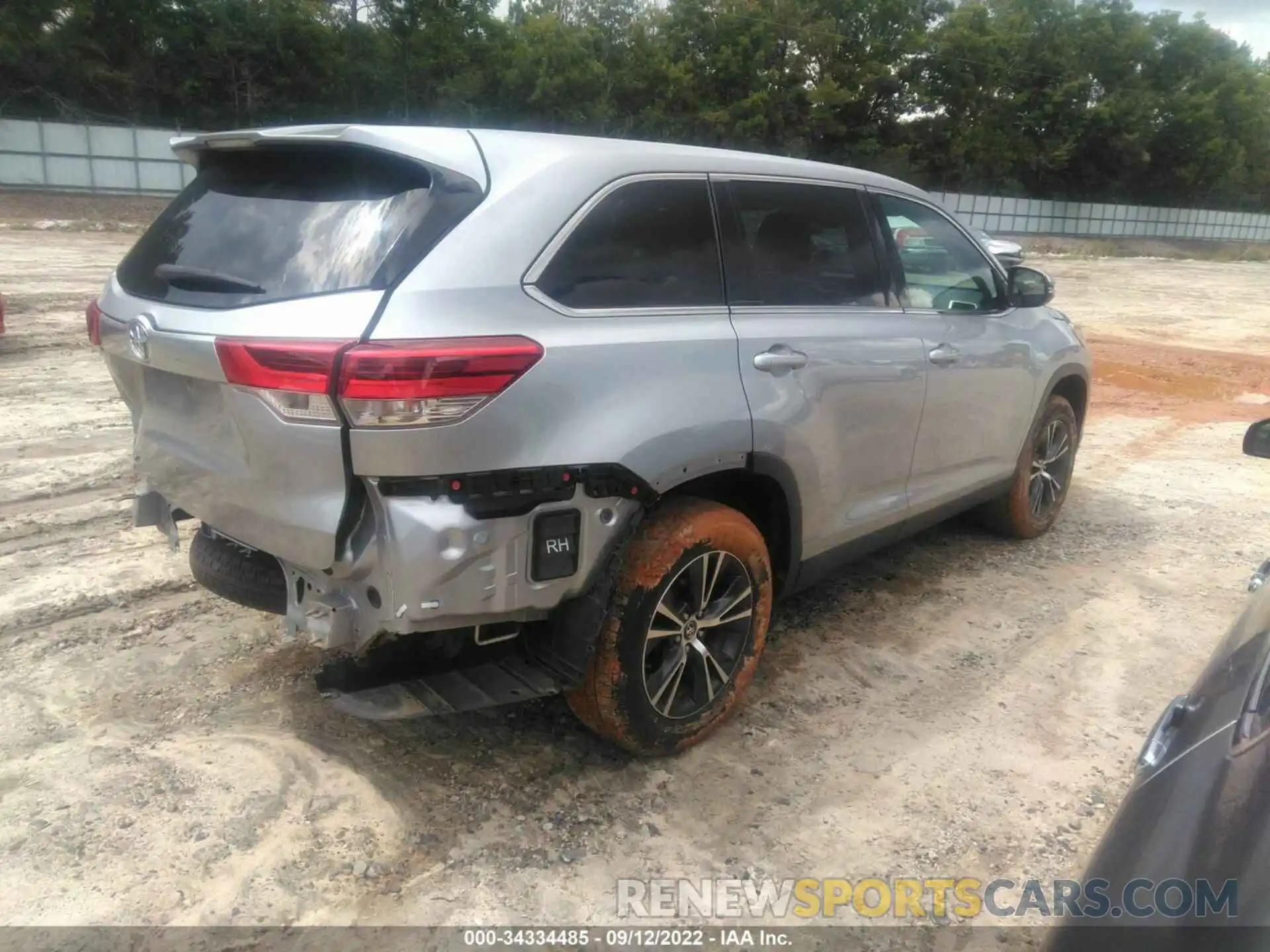 4 Photograph of a damaged car 5TDZZRFH5KS299211 TOYOTA HIGHLANDER 2019