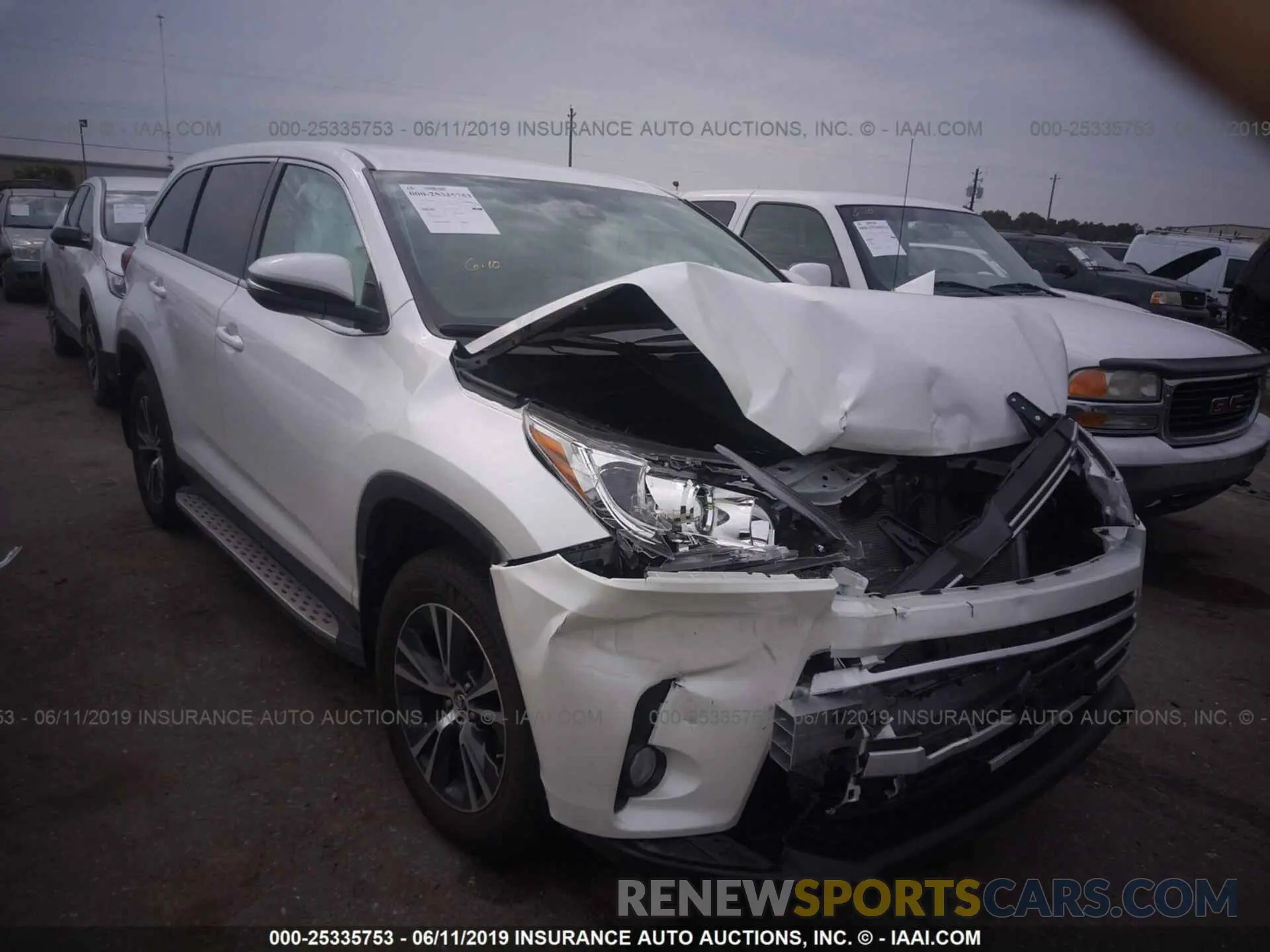 1 Photograph of a damaged car 5TDZZRFH5KS302222 TOYOTA HIGHLANDER 2019