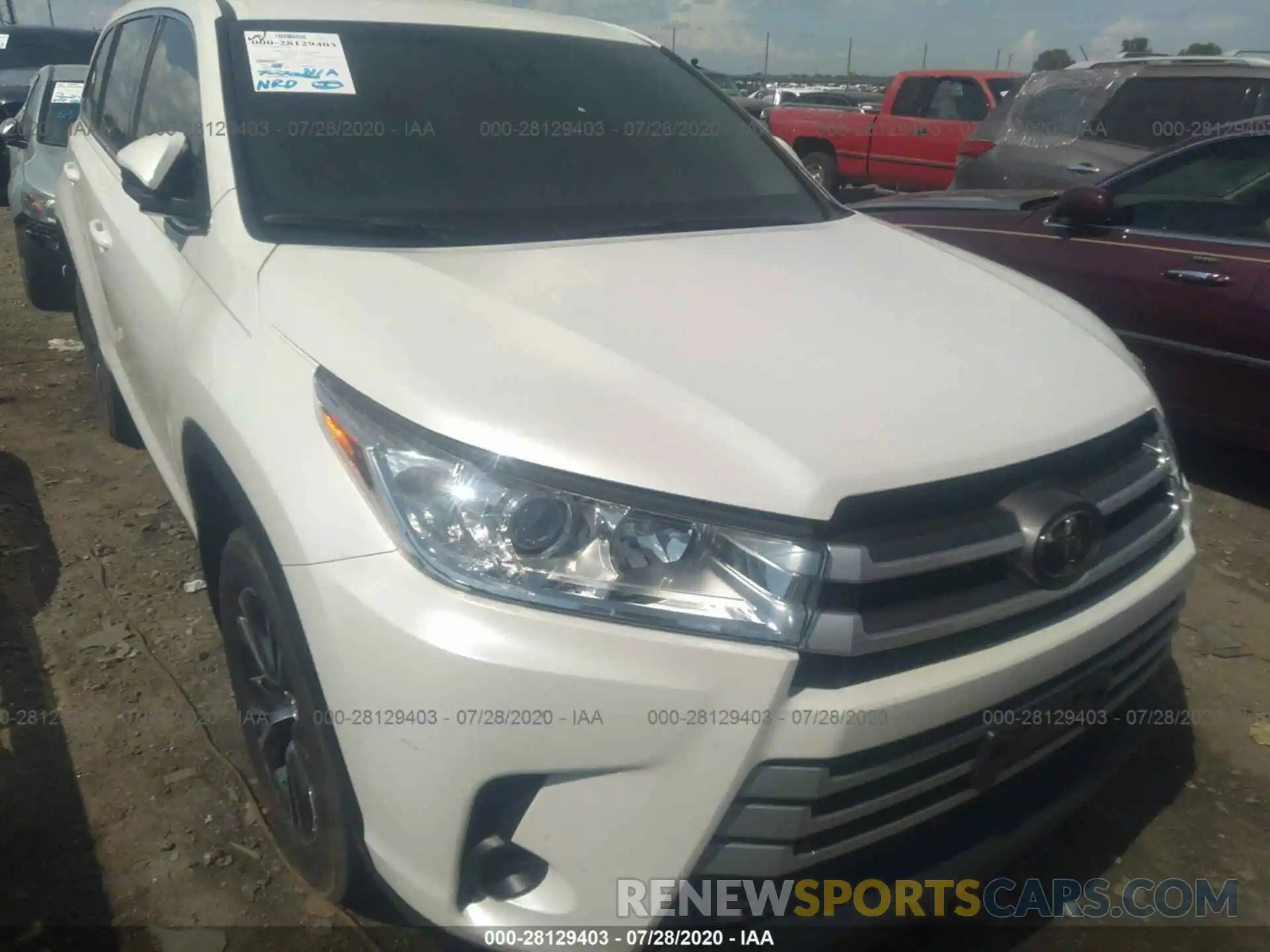 1 Photograph of a damaged car 5TDZZRFH5KS302933 TOYOTA HIGHLANDER 2019