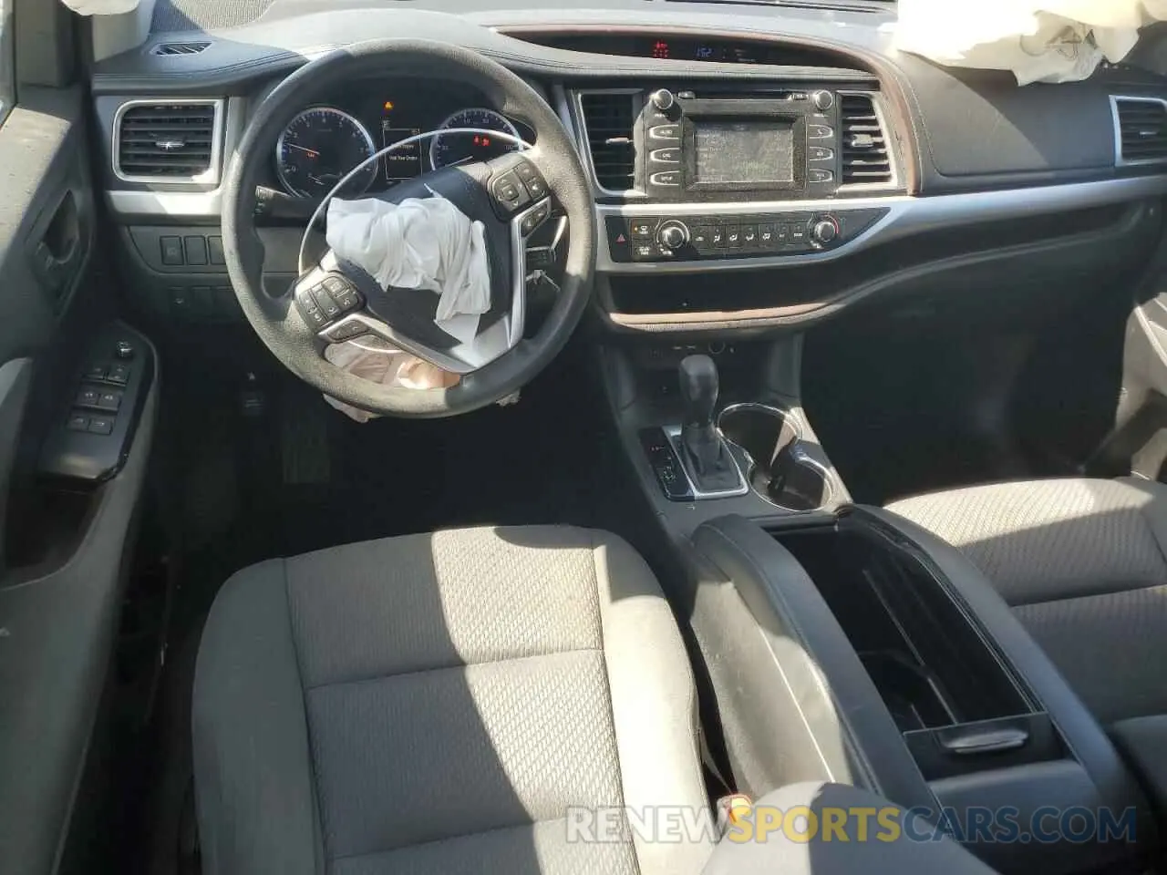 8 Photograph of a damaged car 5TDZZRFH5KS320364 TOYOTA HIGHLANDER 2019