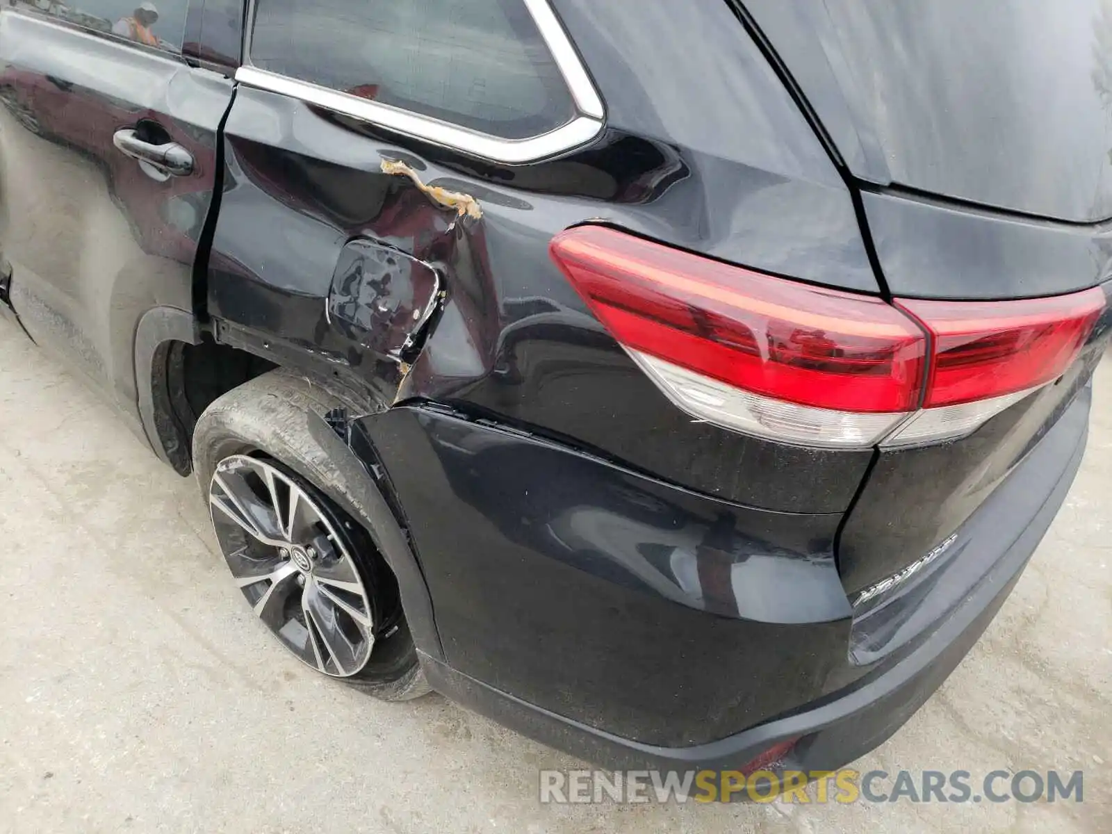 10 Photograph of a damaged car 5TDZZRFH5KS320770 TOYOTA HIGHLANDER 2019