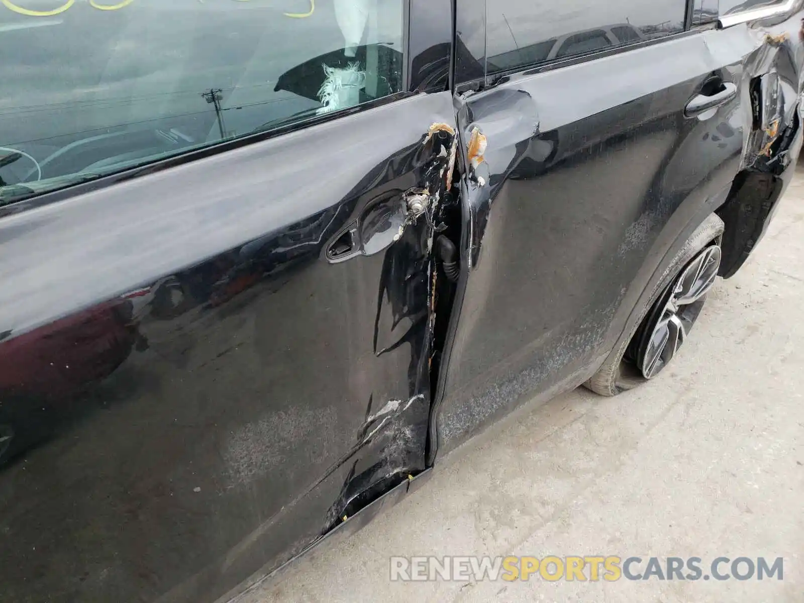 9 Photograph of a damaged car 5TDZZRFH5KS320770 TOYOTA HIGHLANDER 2019