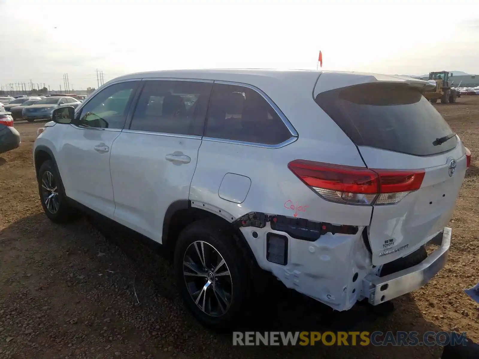 3 Photograph of a damaged car 5TDZZRFH5KS323006 TOYOTA HIGHLANDER 2019