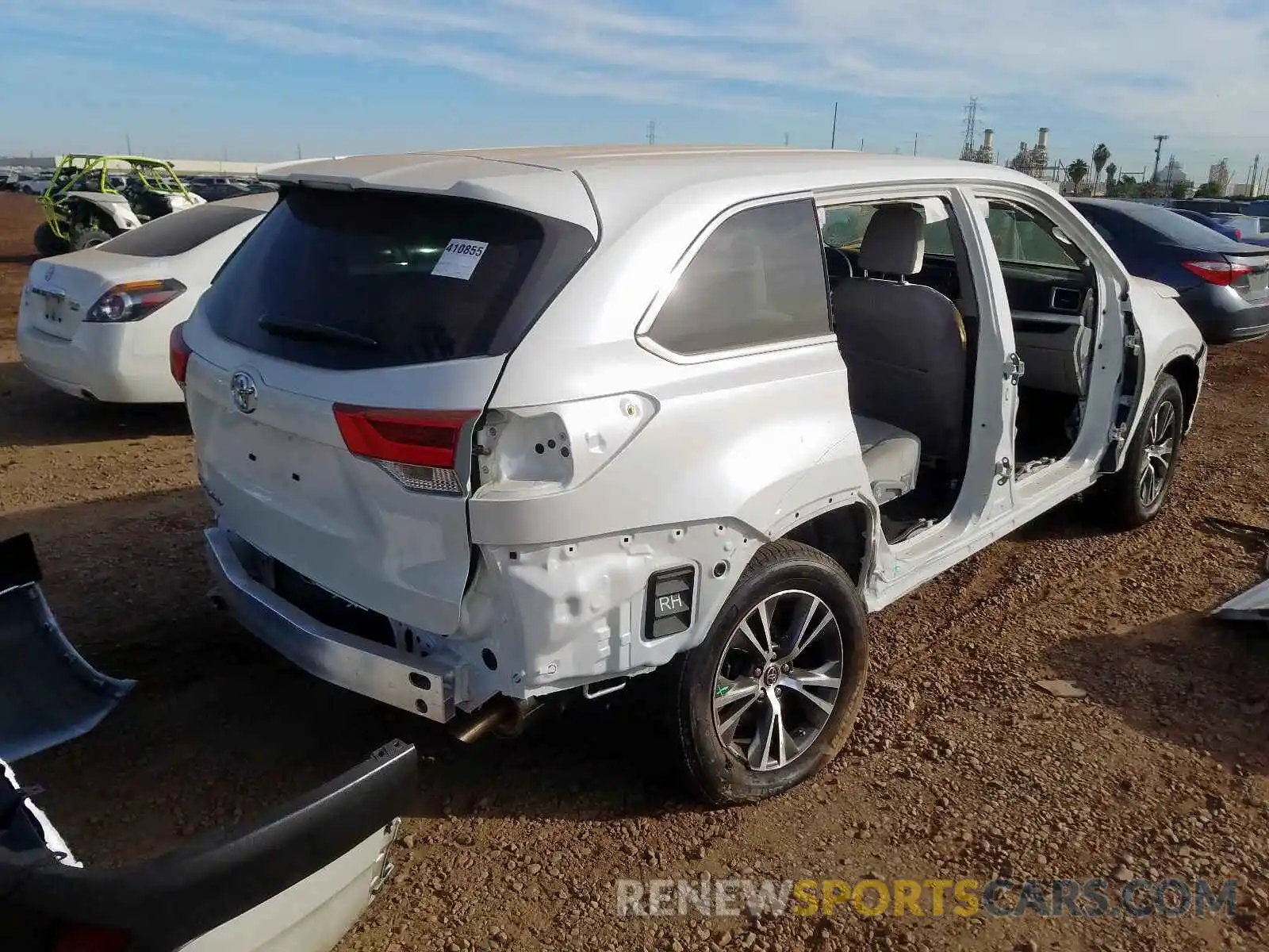 4 Photograph of a damaged car 5TDZZRFH5KS323006 TOYOTA HIGHLANDER 2019