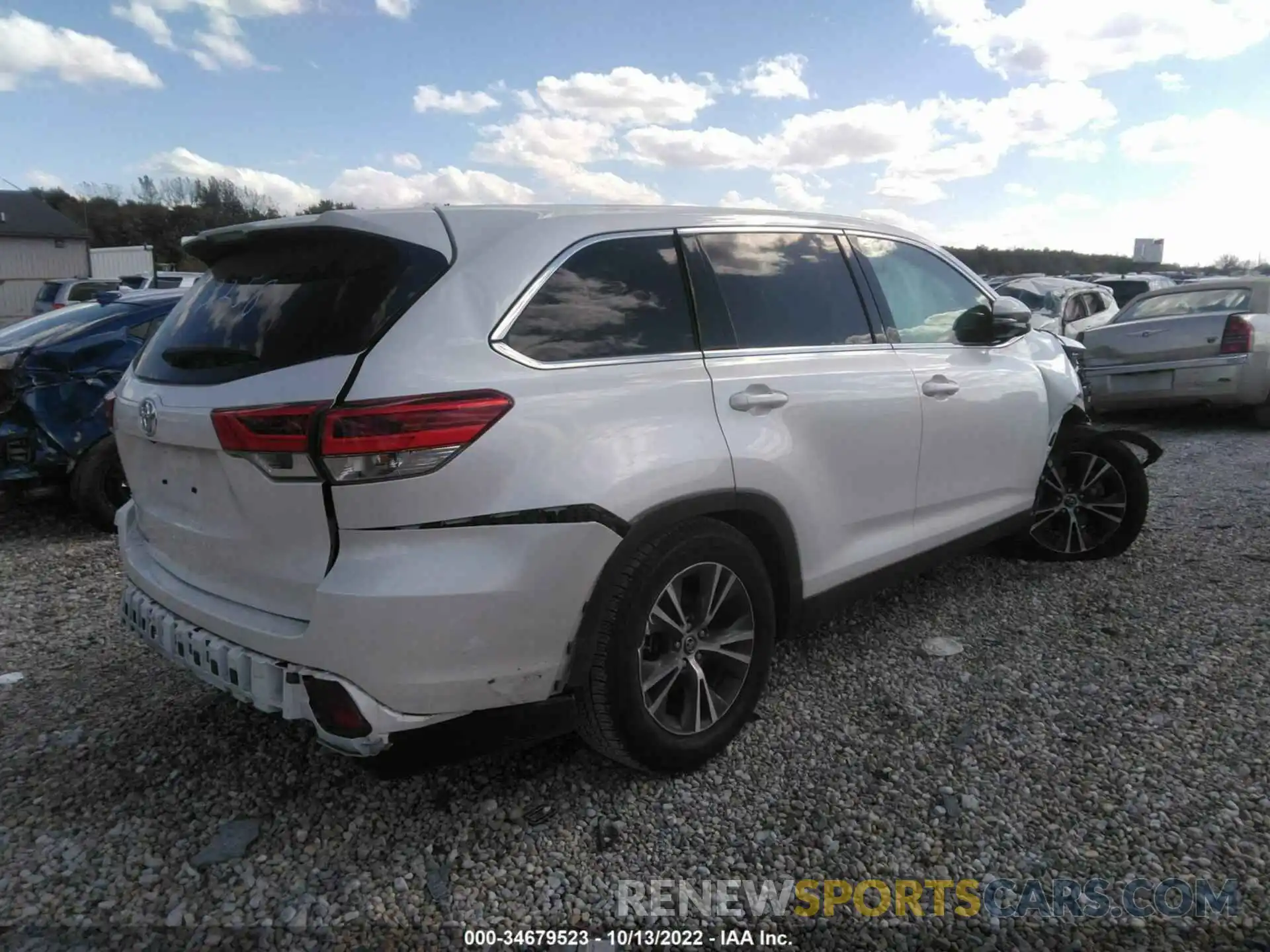 4 Photograph of a damaged car 5TDZZRFH5KS333258 TOYOTA HIGHLANDER 2019