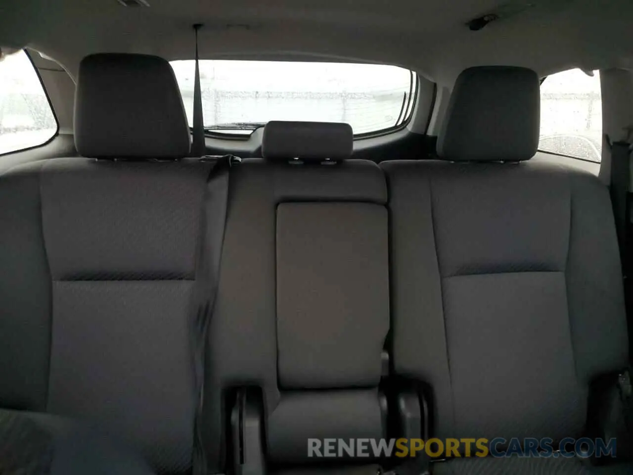 10 Photograph of a damaged car 5TDZZRFH5KS337732 TOYOTA HIGHLANDER 2019