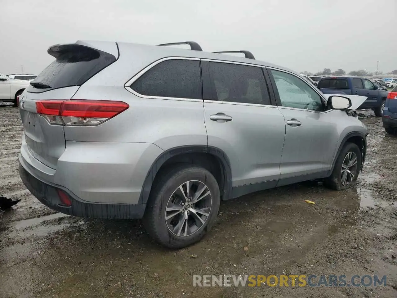 3 Photograph of a damaged car 5TDZZRFH5KS337732 TOYOTA HIGHLANDER 2019