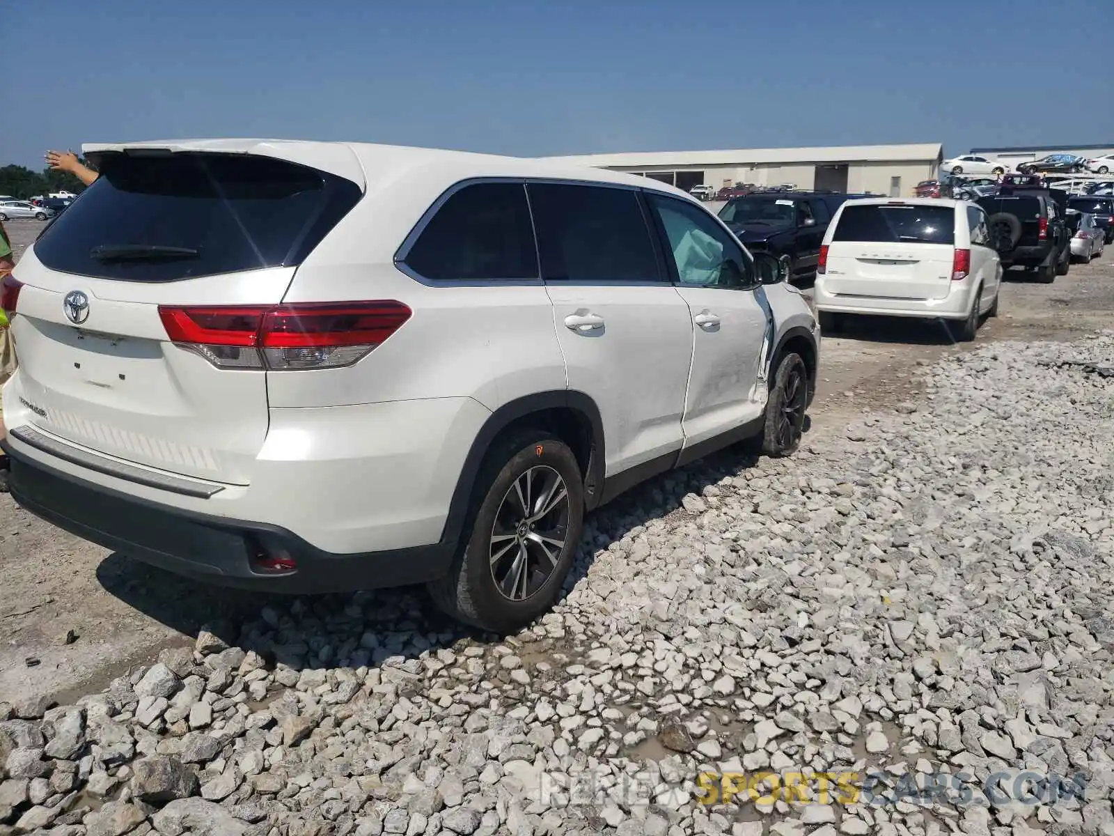 4 Photograph of a damaged car 5TDZZRFH5KS341747 TOYOTA HIGHLANDER 2019