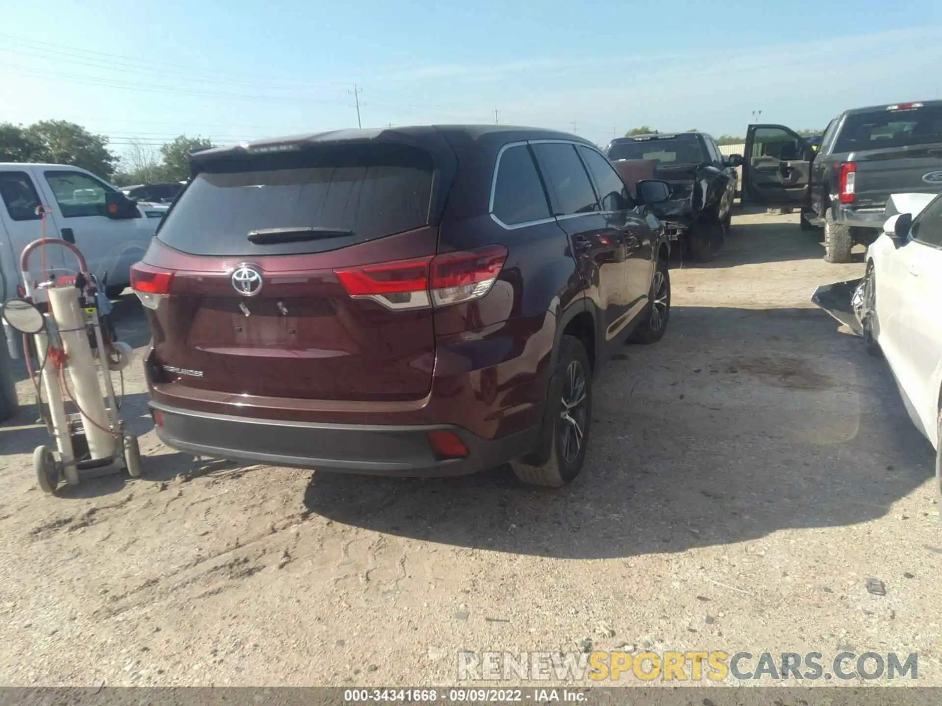 4 Photograph of a damaged car 5TDZZRFH5KS341750 TOYOTA HIGHLANDER 2019