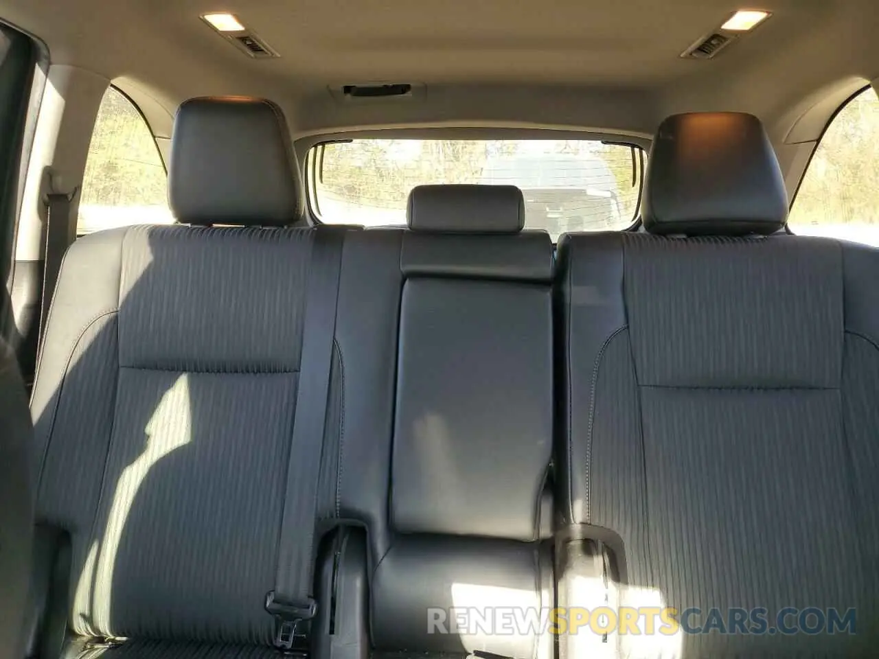 10 Photograph of a damaged car 5TDZZRFH5KS350240 TOYOTA HIGHLANDER 2019
