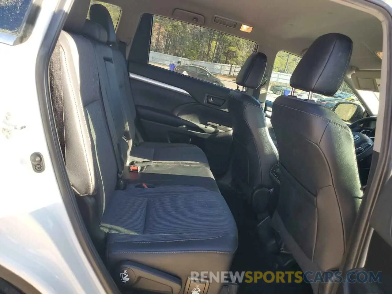 11 Photograph of a damaged car 5TDZZRFH5KS350240 TOYOTA HIGHLANDER 2019