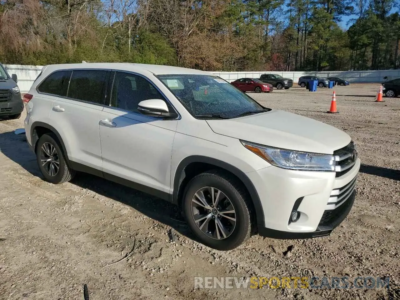 4 Photograph of a damaged car 5TDZZRFH5KS350240 TOYOTA HIGHLANDER 2019