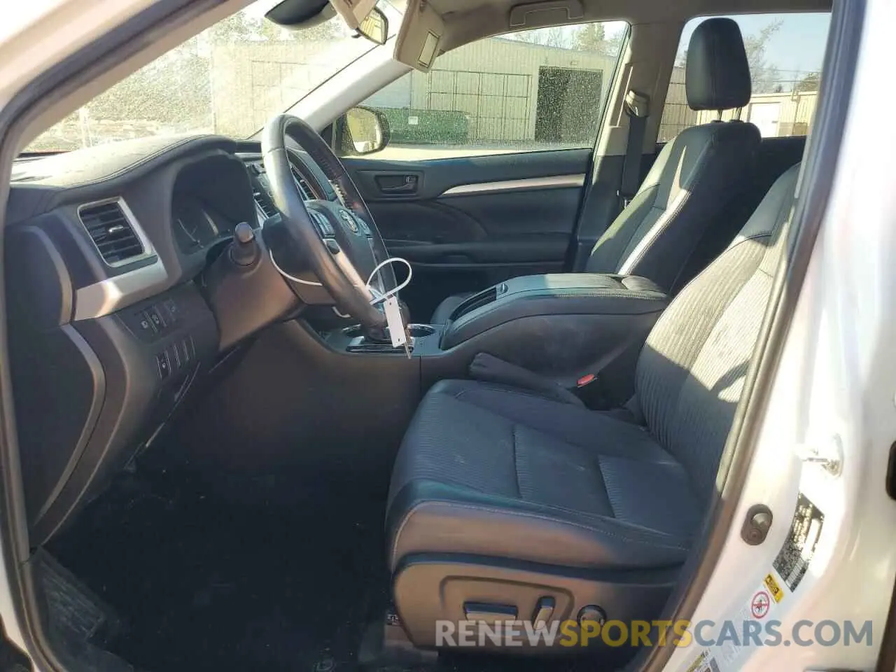 7 Photograph of a damaged car 5TDZZRFH5KS350240 TOYOTA HIGHLANDER 2019