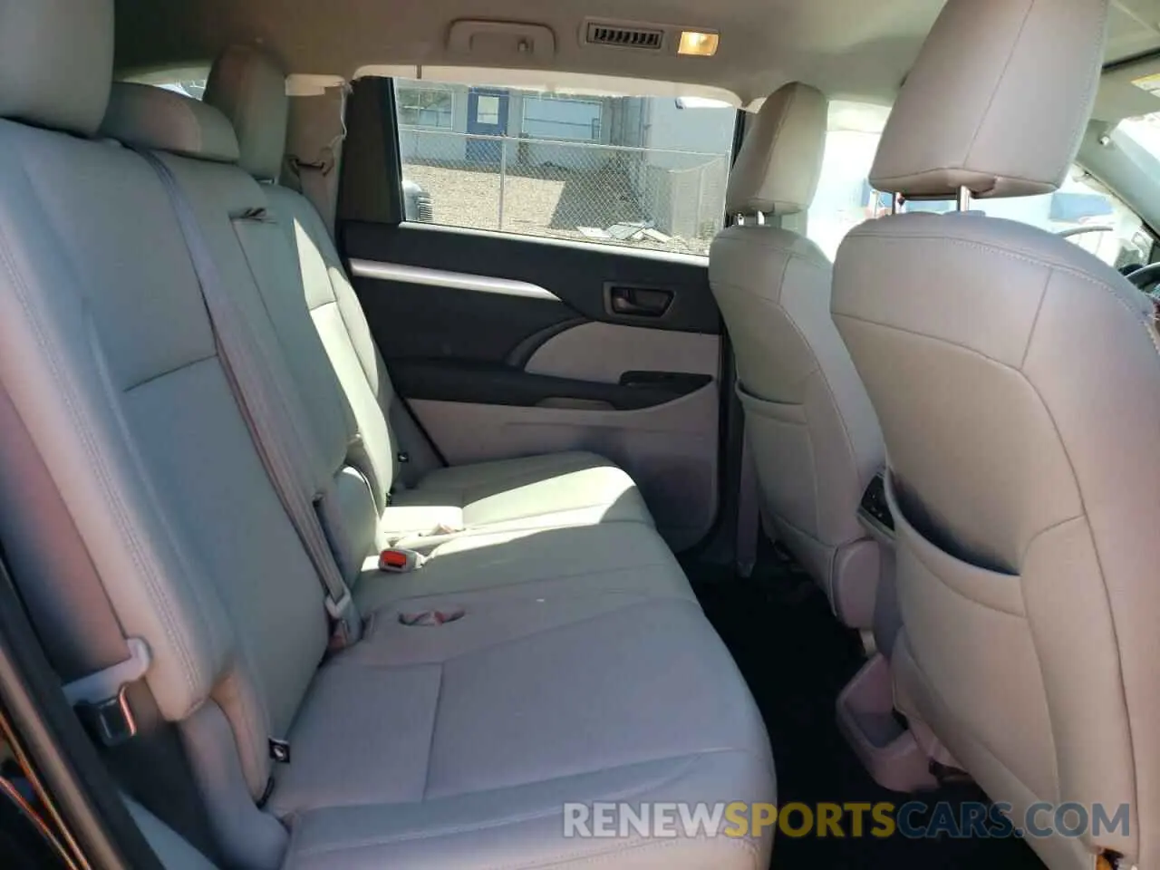 12 Photograph of a damaged car 5TDZZRFH5KS360833 TOYOTA HIGHLANDER 2019