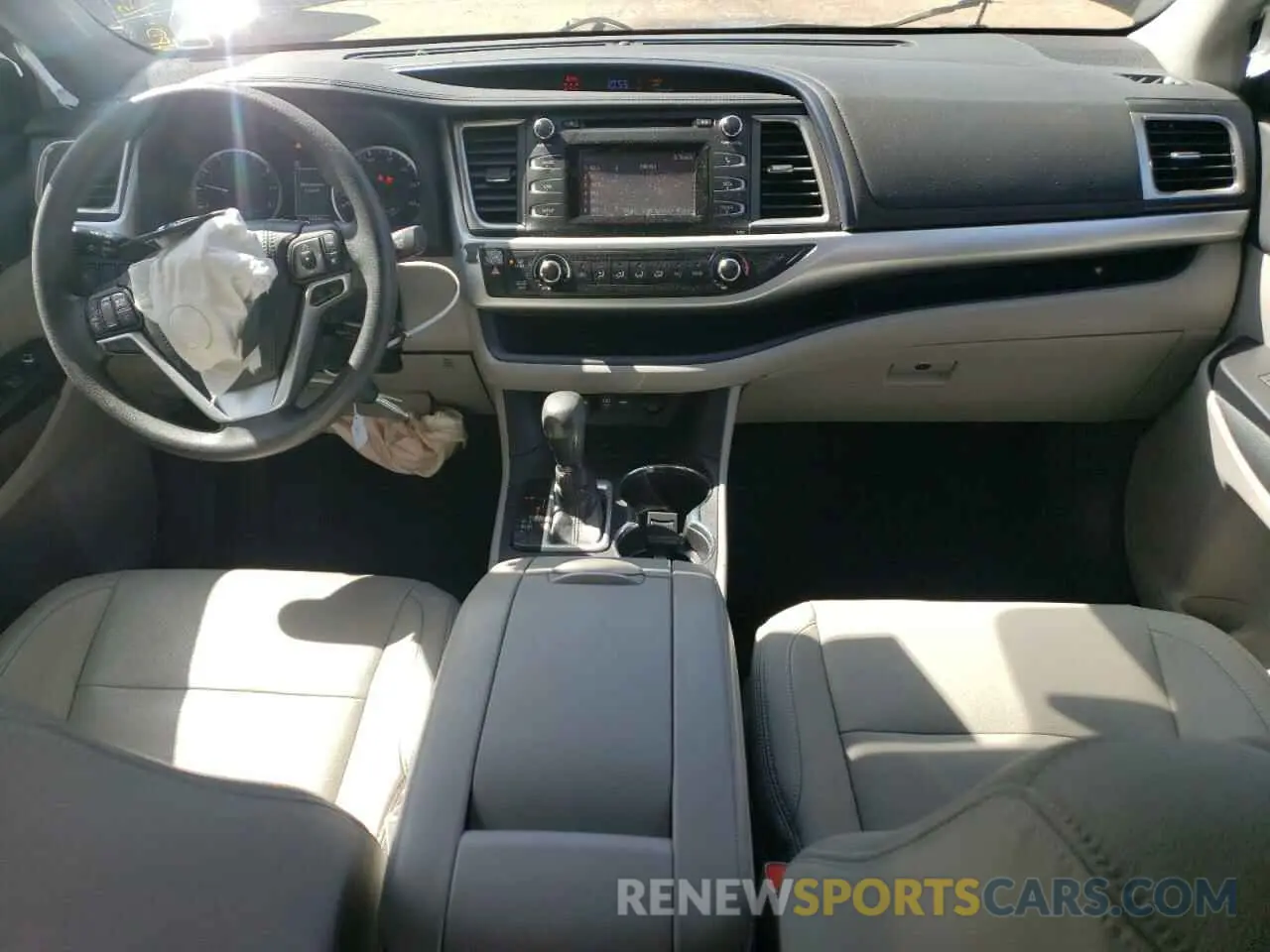 8 Photograph of a damaged car 5TDZZRFH5KS360833 TOYOTA HIGHLANDER 2019