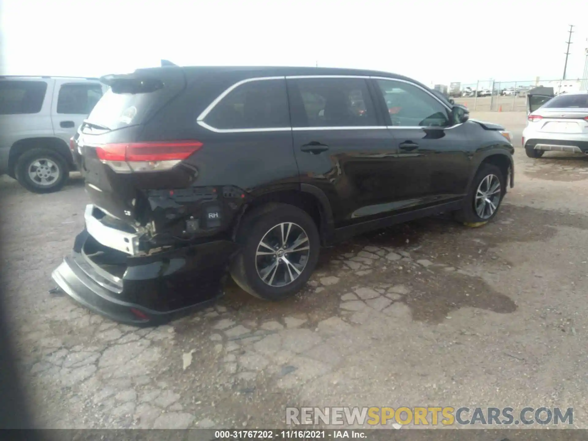 4 Photograph of a damaged car 5TDZZRFH5KS362775 TOYOTA HIGHLANDER 2019