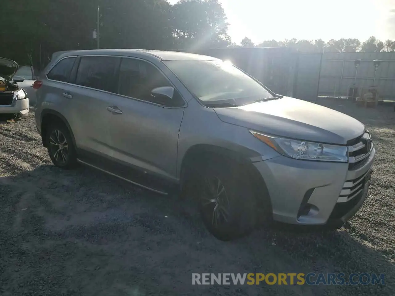 4 Photograph of a damaged car 5TDZZRFH6KS294907 TOYOTA HIGHLANDER 2019