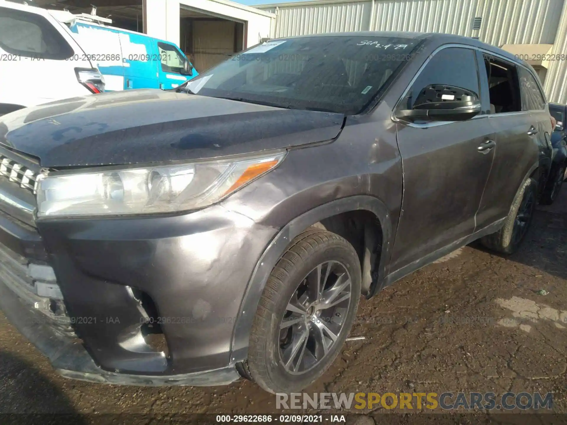 6 Photograph of a damaged car 5TDZZRFH6KS298343 TOYOTA HIGHLANDER 2019