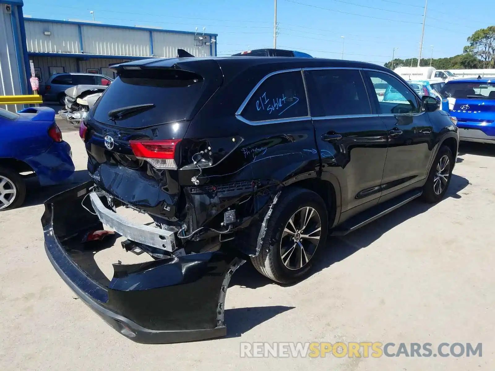 4 Photograph of a damaged car 5TDZZRFH6KS299038 TOYOTA HIGHLANDER 2019