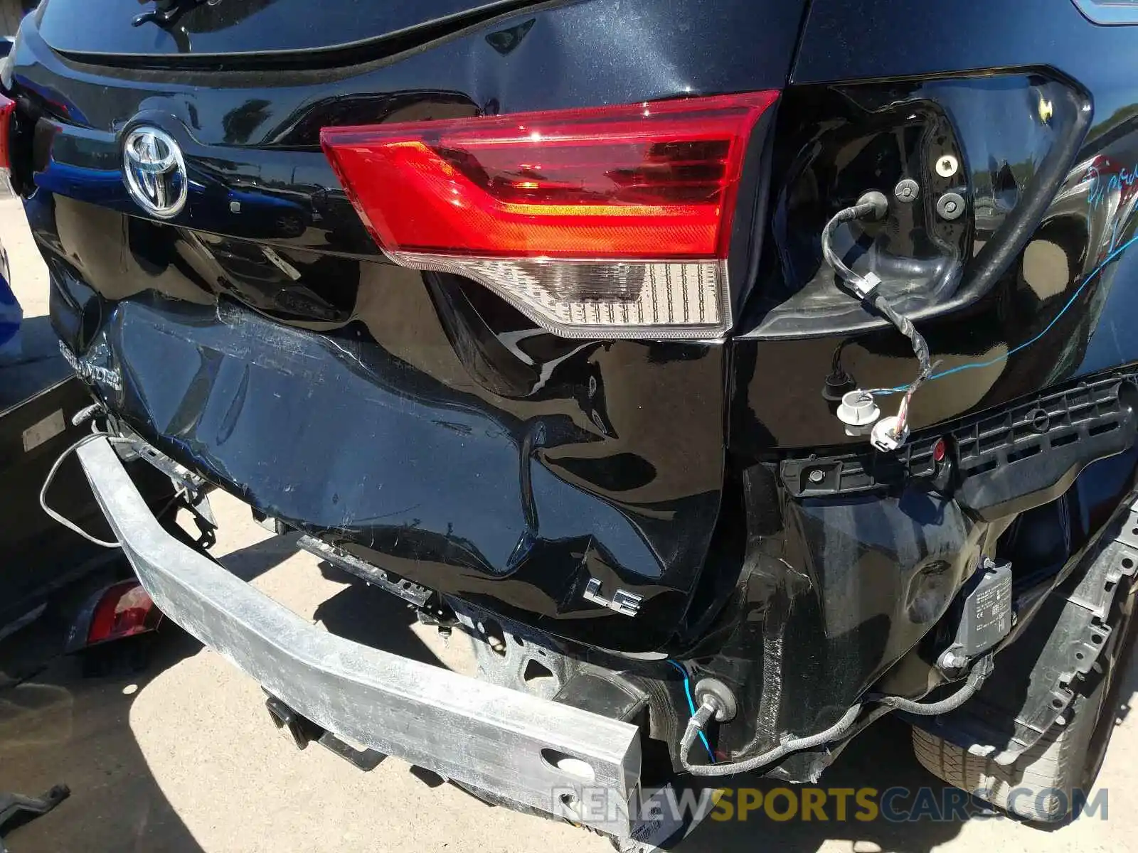 9 Photograph of a damaged car 5TDZZRFH6KS299038 TOYOTA HIGHLANDER 2019