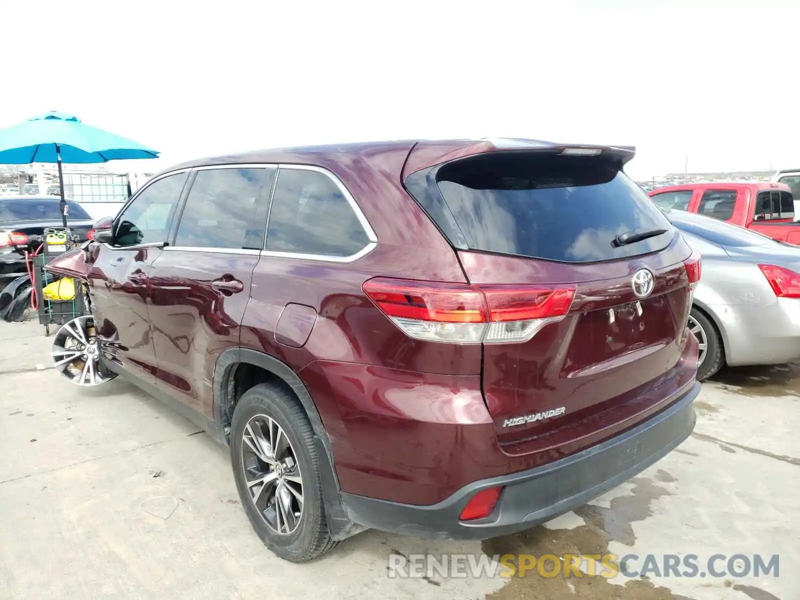 3 Photograph of a damaged car 5TDZZRFH6KS301077 TOYOTA HIGHLANDER 2019