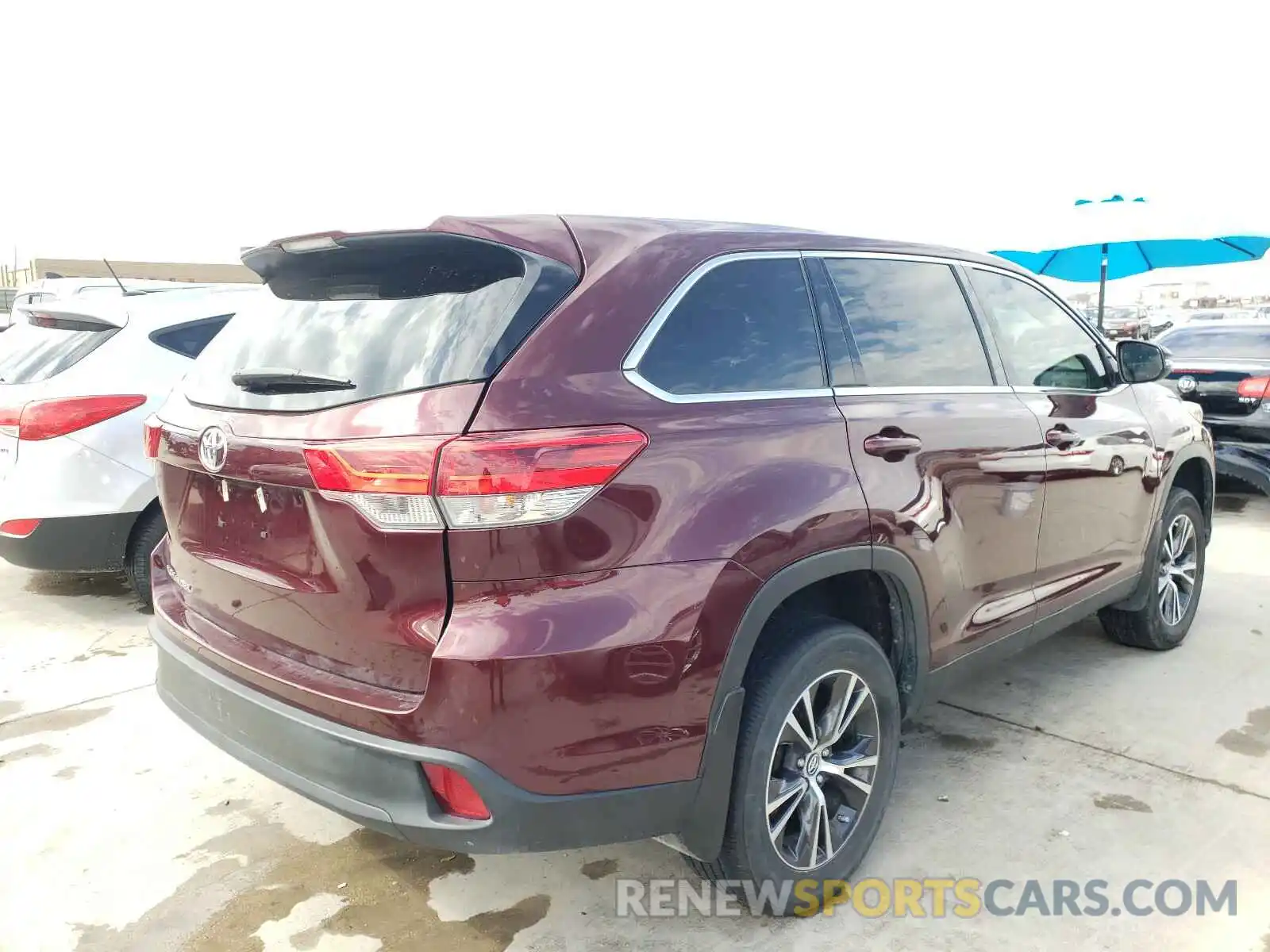 4 Photograph of a damaged car 5TDZZRFH6KS301077 TOYOTA HIGHLANDER 2019