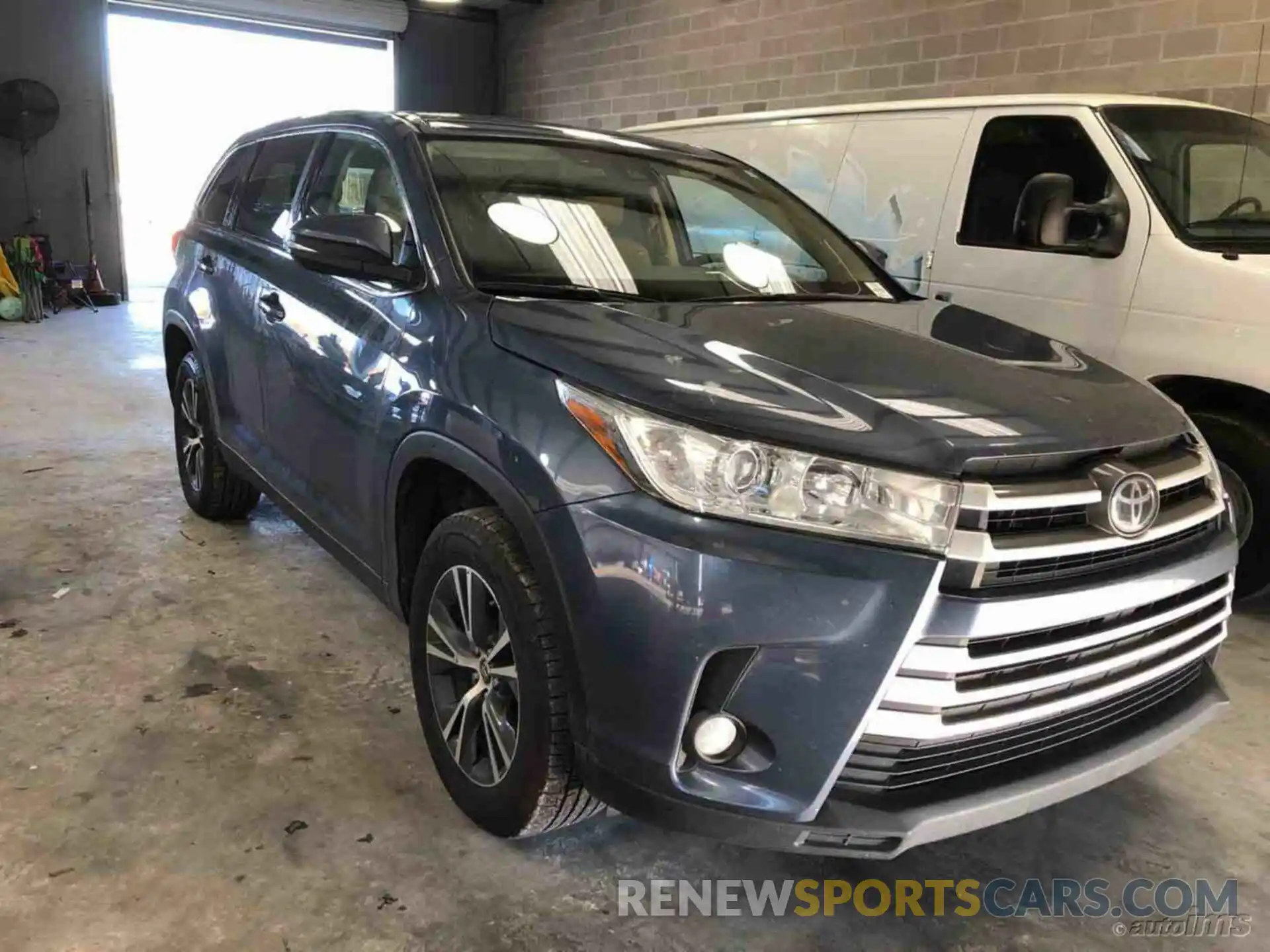 4 Photograph of a damaged car 5TDZZRFH6KS305162 TOYOTA HIGHLANDER 2019