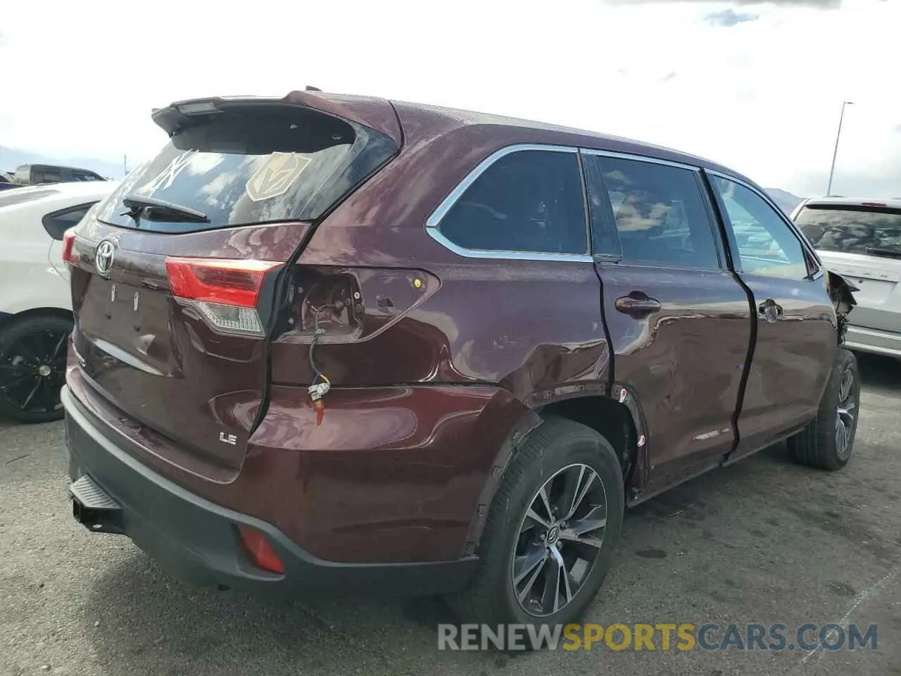 3 Photograph of a damaged car 5TDZZRFH6KS305436 TOYOTA HIGHLANDER 2019
