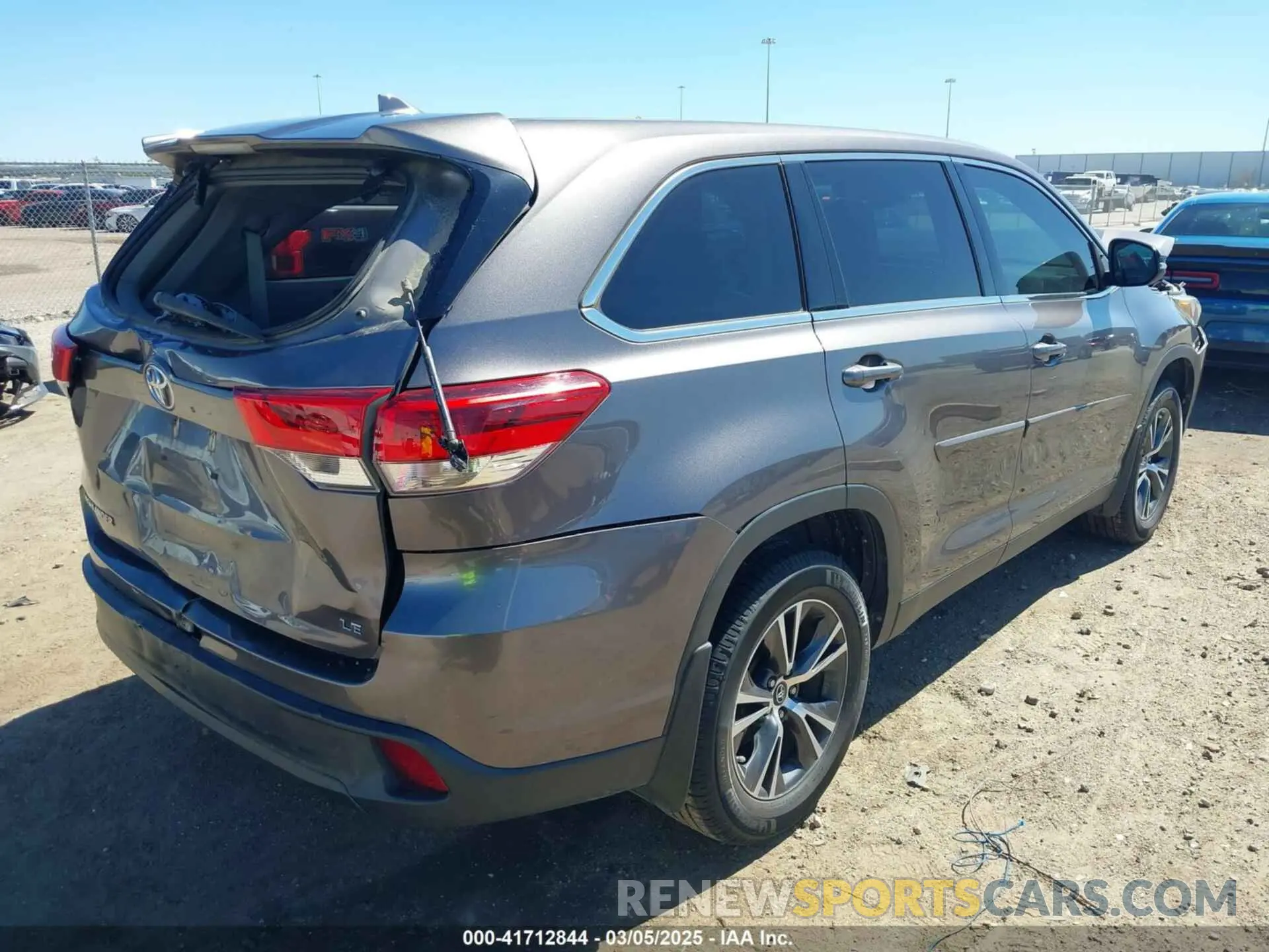 4 Photograph of a damaged car 5TDZZRFH6KS306098 TOYOTA HIGHLANDER 2019