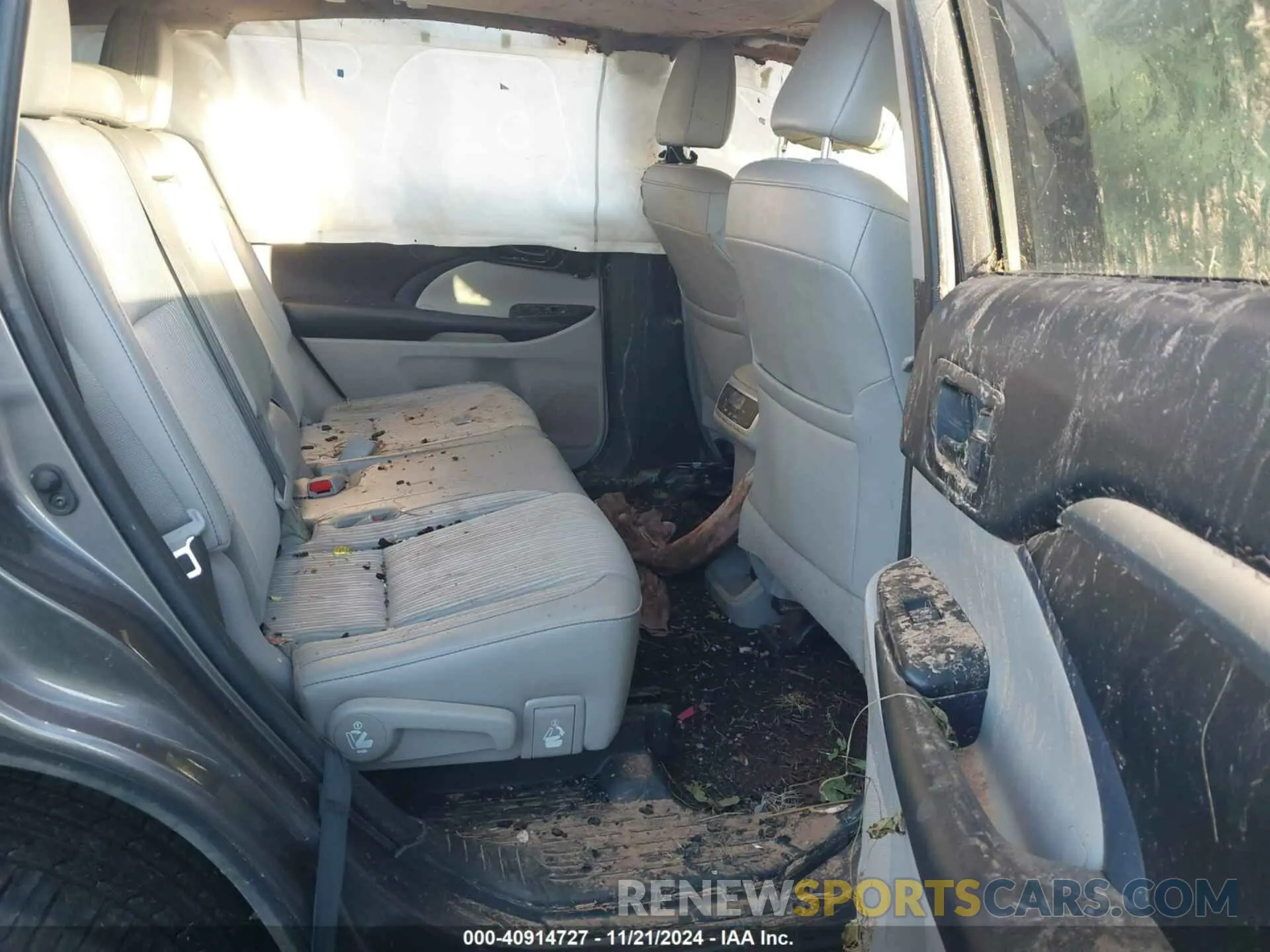 8 Photograph of a damaged car 5TDZZRFH6KS310944 TOYOTA HIGHLANDER 2019
