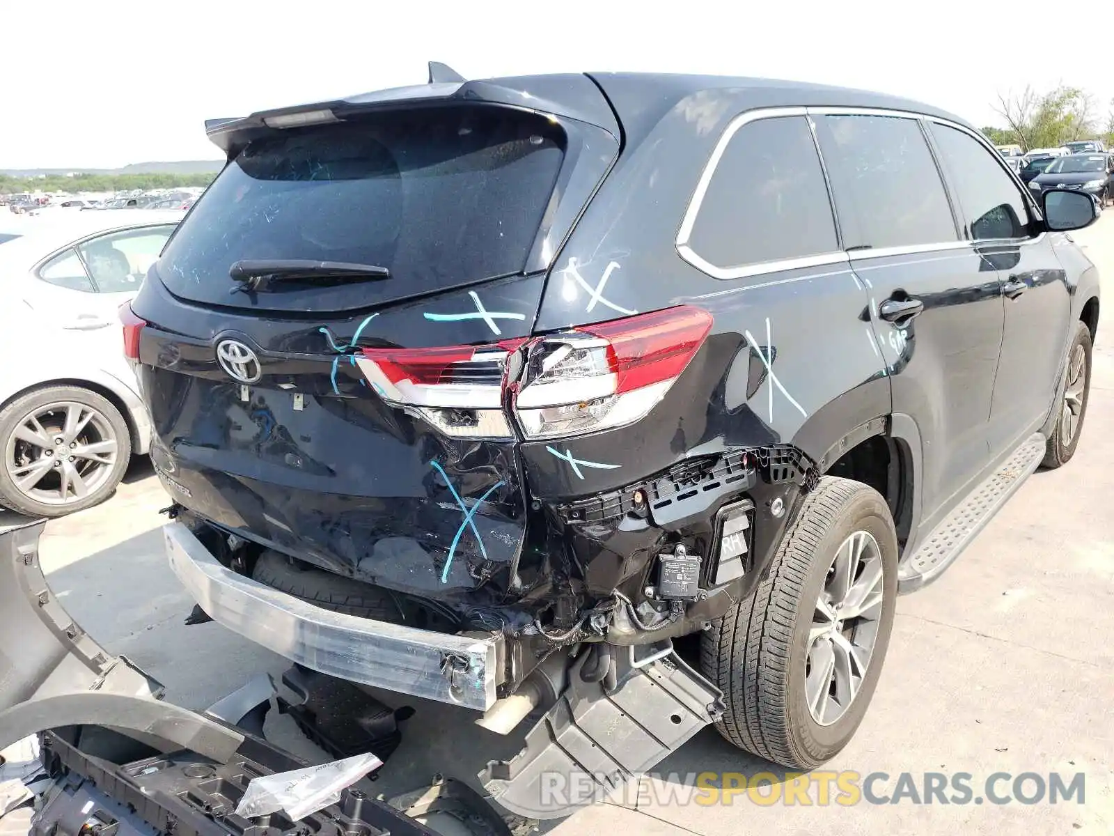 4 Photograph of a damaged car 5TDZZRFH6KS320633 TOYOTA HIGHLANDER 2019