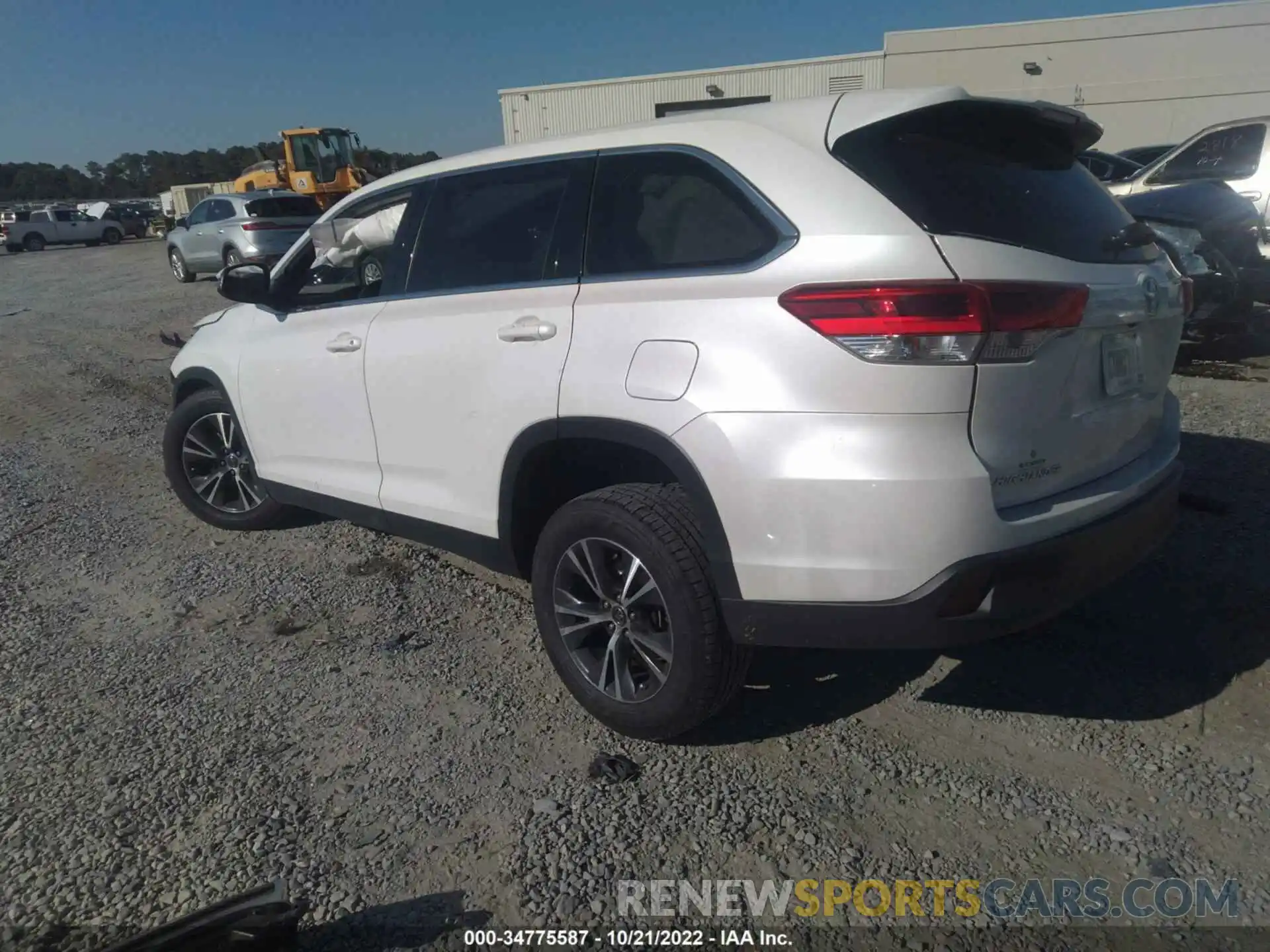 3 Photograph of a damaged car 5TDZZRFH6KS322561 TOYOTA HIGHLANDER 2019