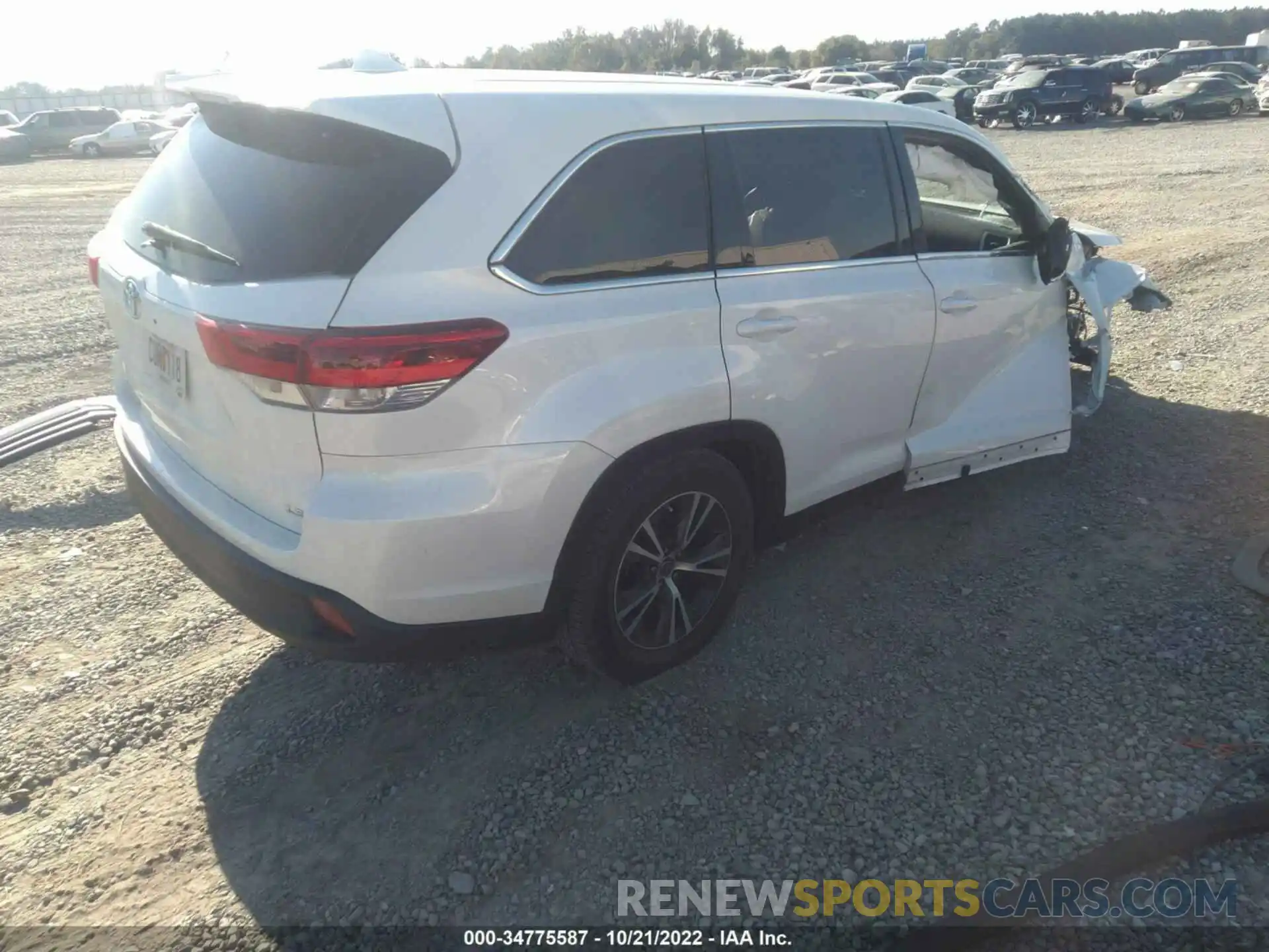 4 Photograph of a damaged car 5TDZZRFH6KS322561 TOYOTA HIGHLANDER 2019