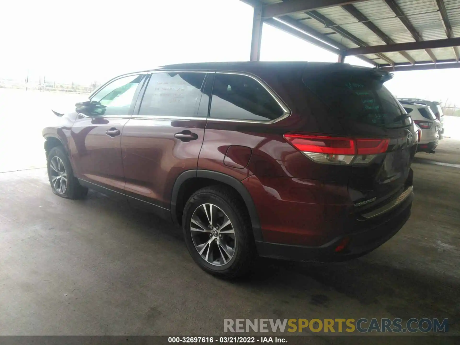 3 Photograph of a damaged car 5TDZZRFH6KS333642 TOYOTA HIGHLANDER 2019