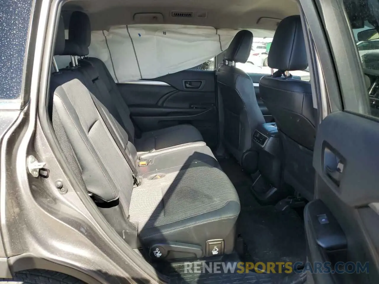 10 Photograph of a damaged car 5TDZZRFH6KS333737 TOYOTA HIGHLANDER 2019