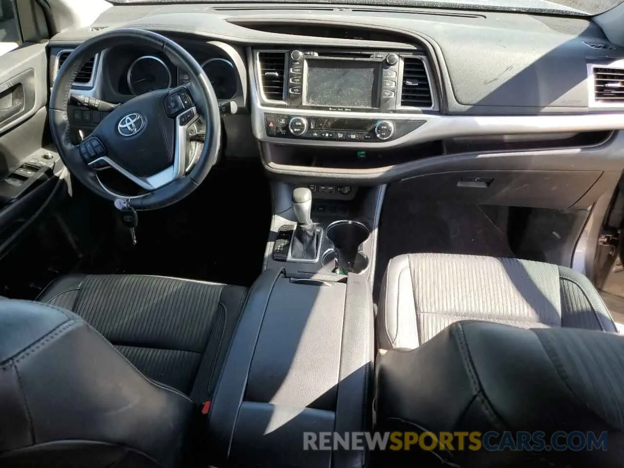 8 Photograph of a damaged car 5TDZZRFH6KS333737 TOYOTA HIGHLANDER 2019